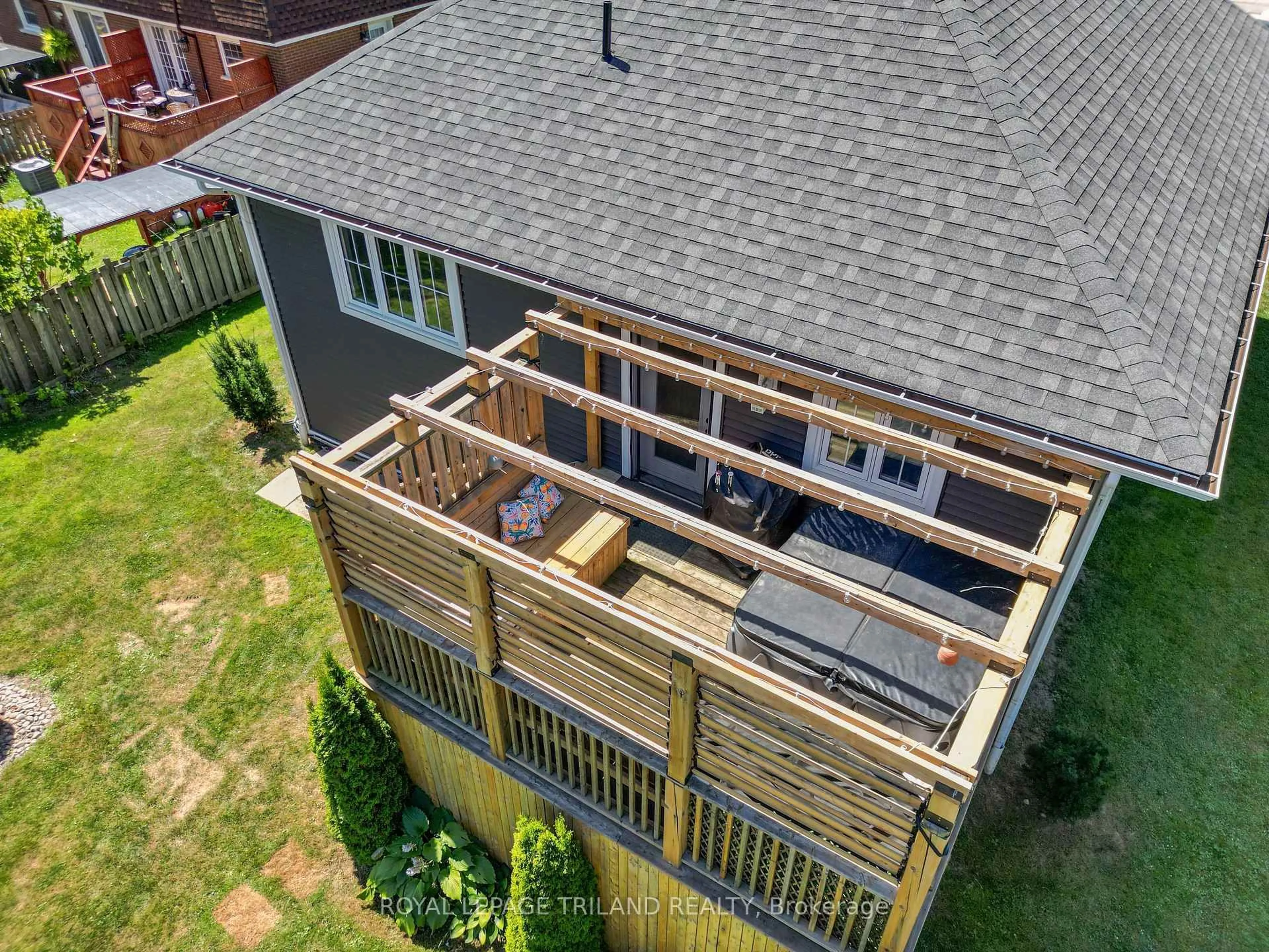 A pic from outside/outdoor area/front of a property/back of a property/a pic from drone, building for 191 King St, Southwest Middlesex Ontario N0L 1M0
