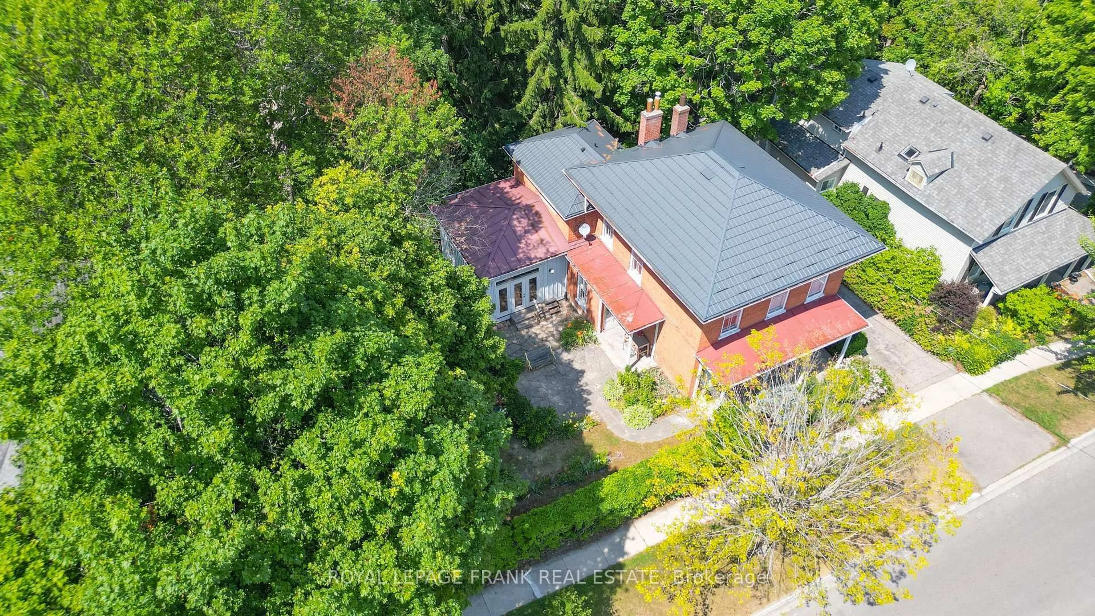 A pic from outside/outdoor area/front of a property/back of a property/a pic from drone, street for 6 Sherbourne St, Port Hope Ontario L1A 1H2