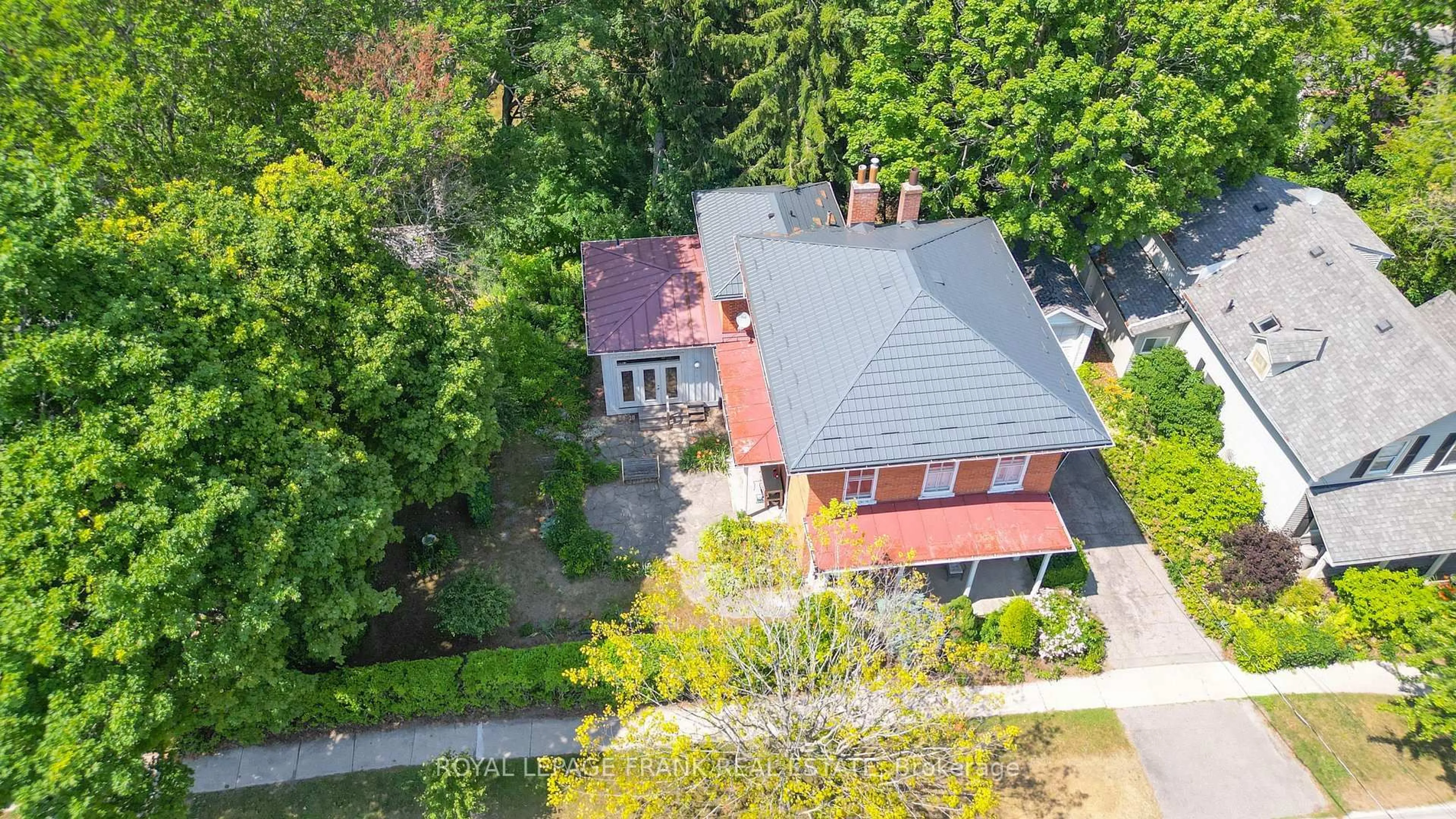 A pic from outside/outdoor area/front of a property/back of a property/a pic from drone, street for 6 Sherbourne St, Port Hope Ontario L1A 1H2