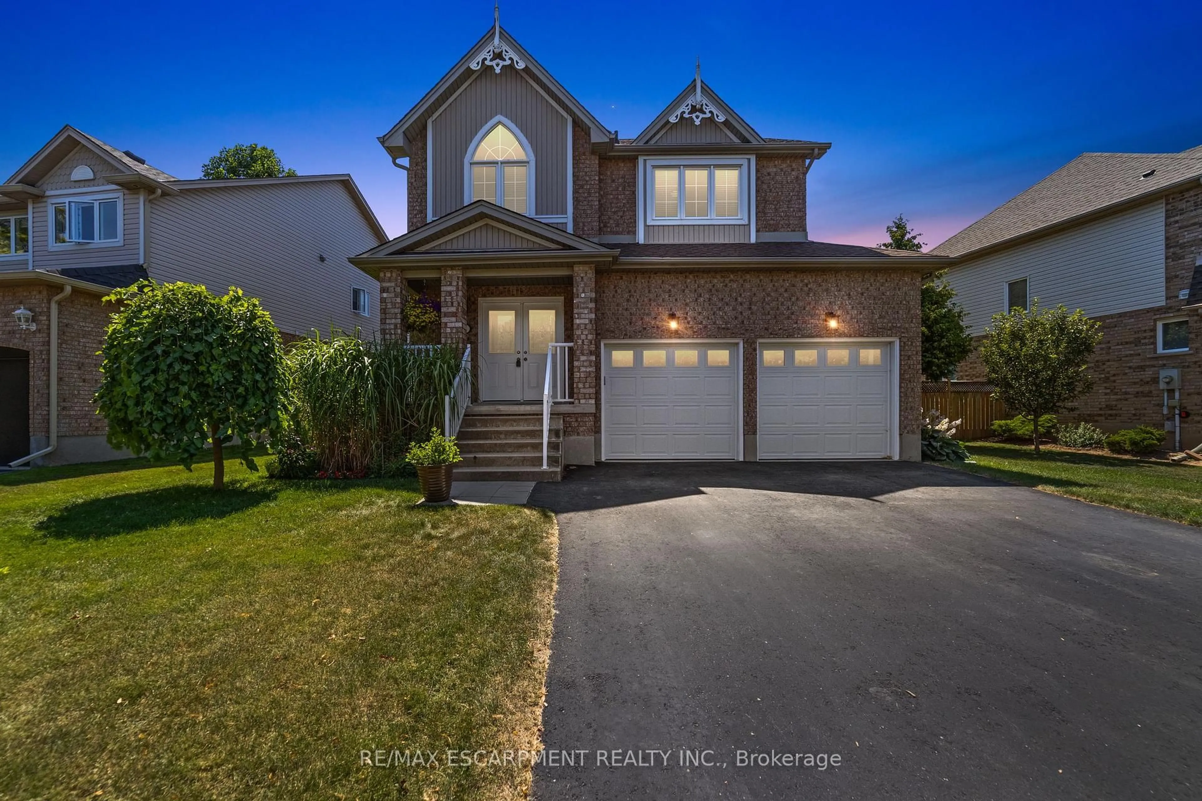 Home with vinyl exterior material, street for 82 Griffith Dr, Grimsby Ontario L3M 5K9