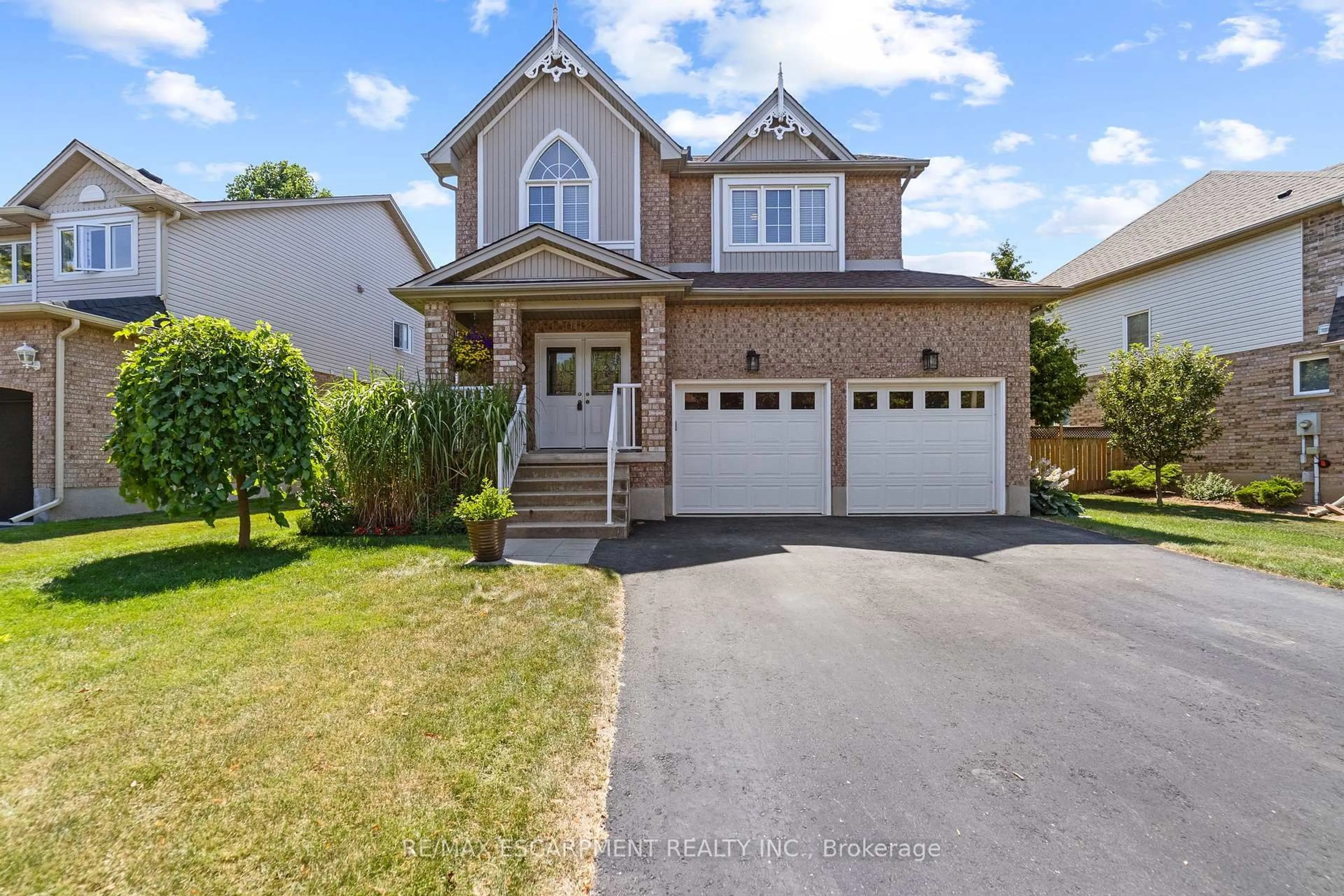 Home with vinyl exterior material, street for 82 Griffith Dr, Grimsby Ontario L3M 5K9