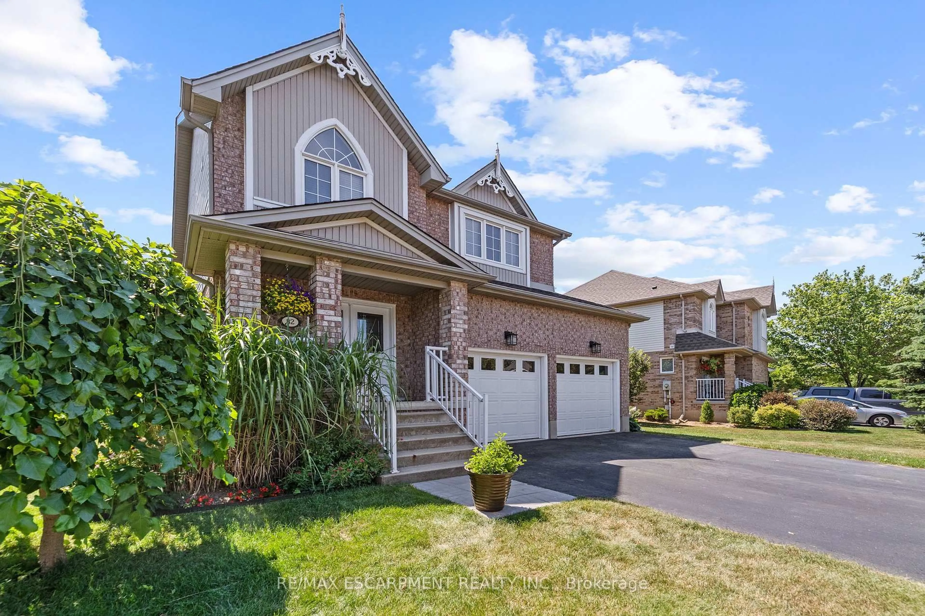 Home with vinyl exterior material, street for 82 Griffith Dr, Grimsby Ontario L3M 5K9
