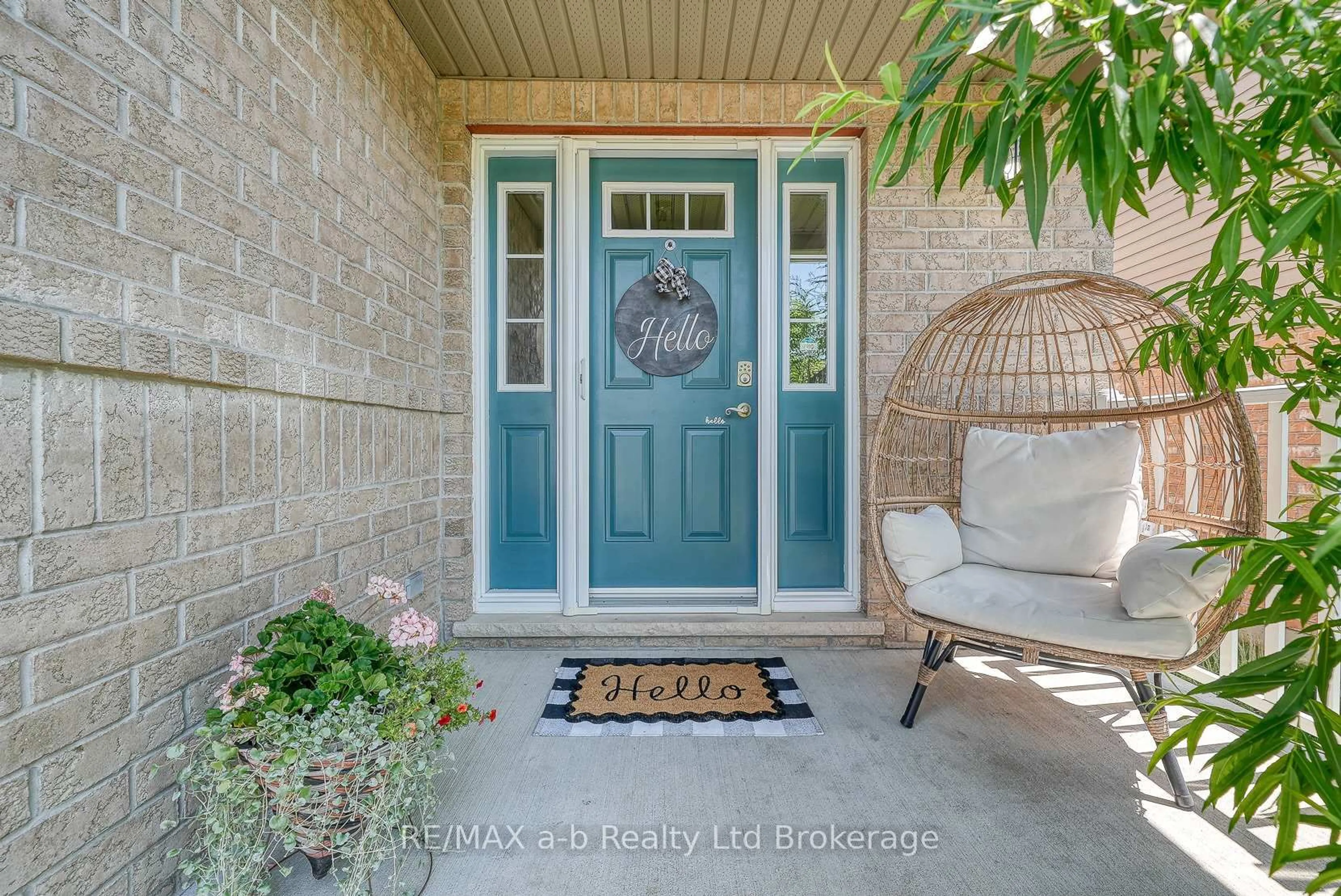 Indoor entryway for 43 Robert Simone Way, North Dumfries Ontario N0B 1E0