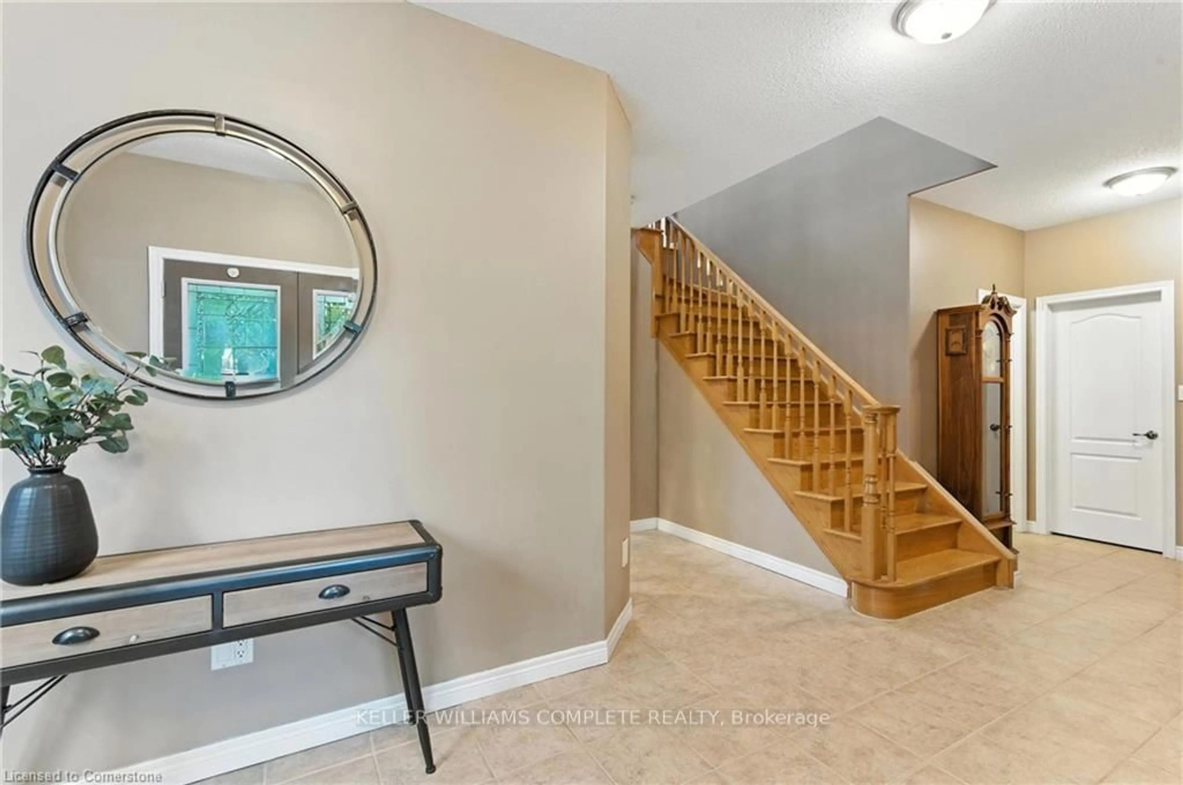 Indoor entryway for 114 ARMOUR Cres, Hamilton Ontario L9K 1R9