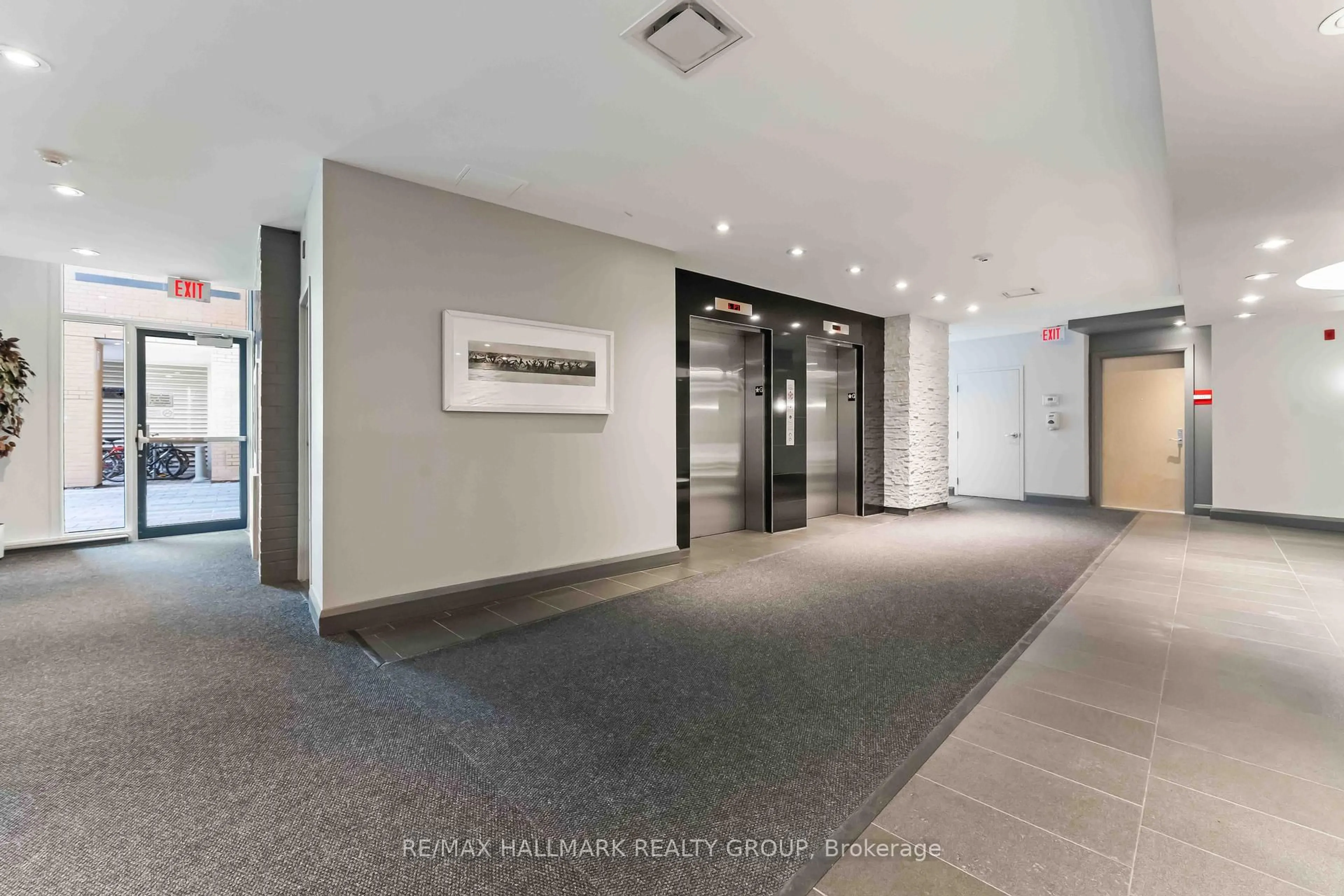 Indoor foyer for 200 Lett St #204, Ottawa Ontario K1R 0A7