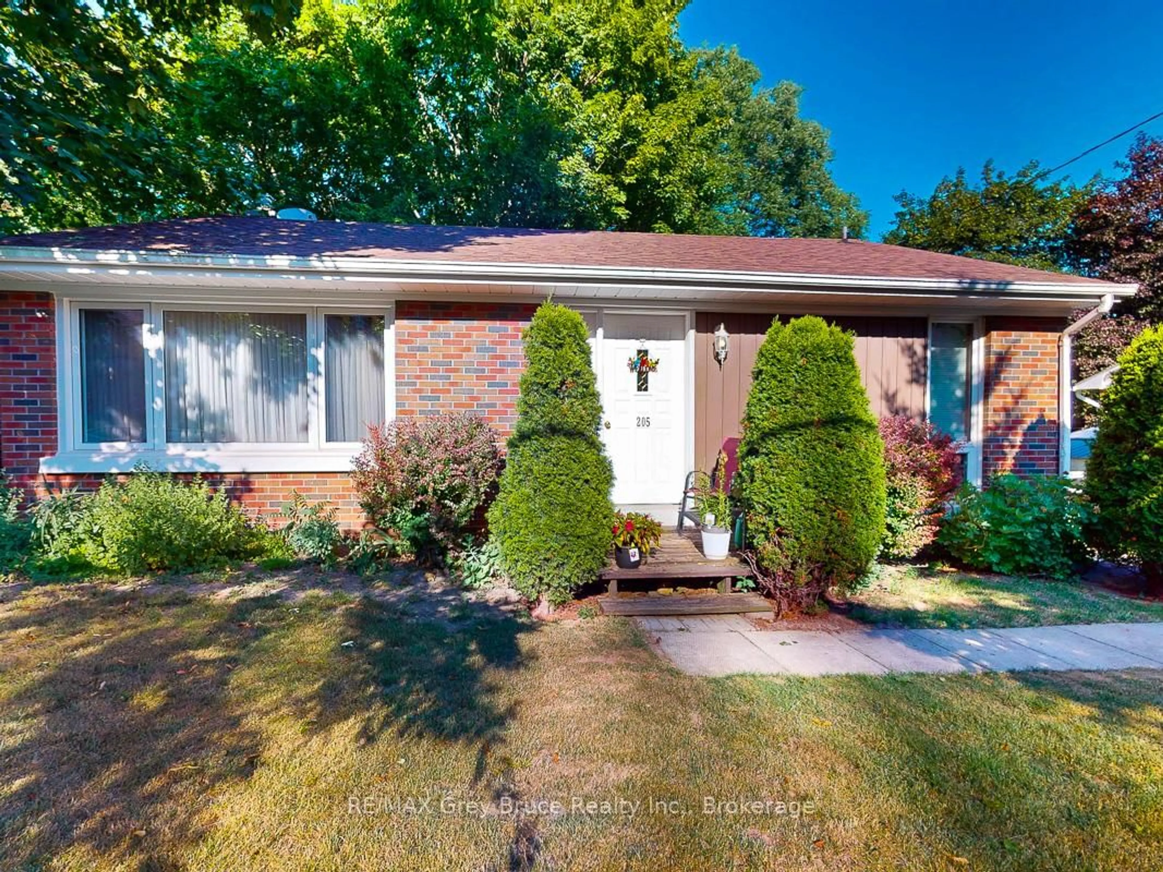 Home with brick exterior material, street for 205 2nd Ave, Owen Sound Ontario N4K 2E8