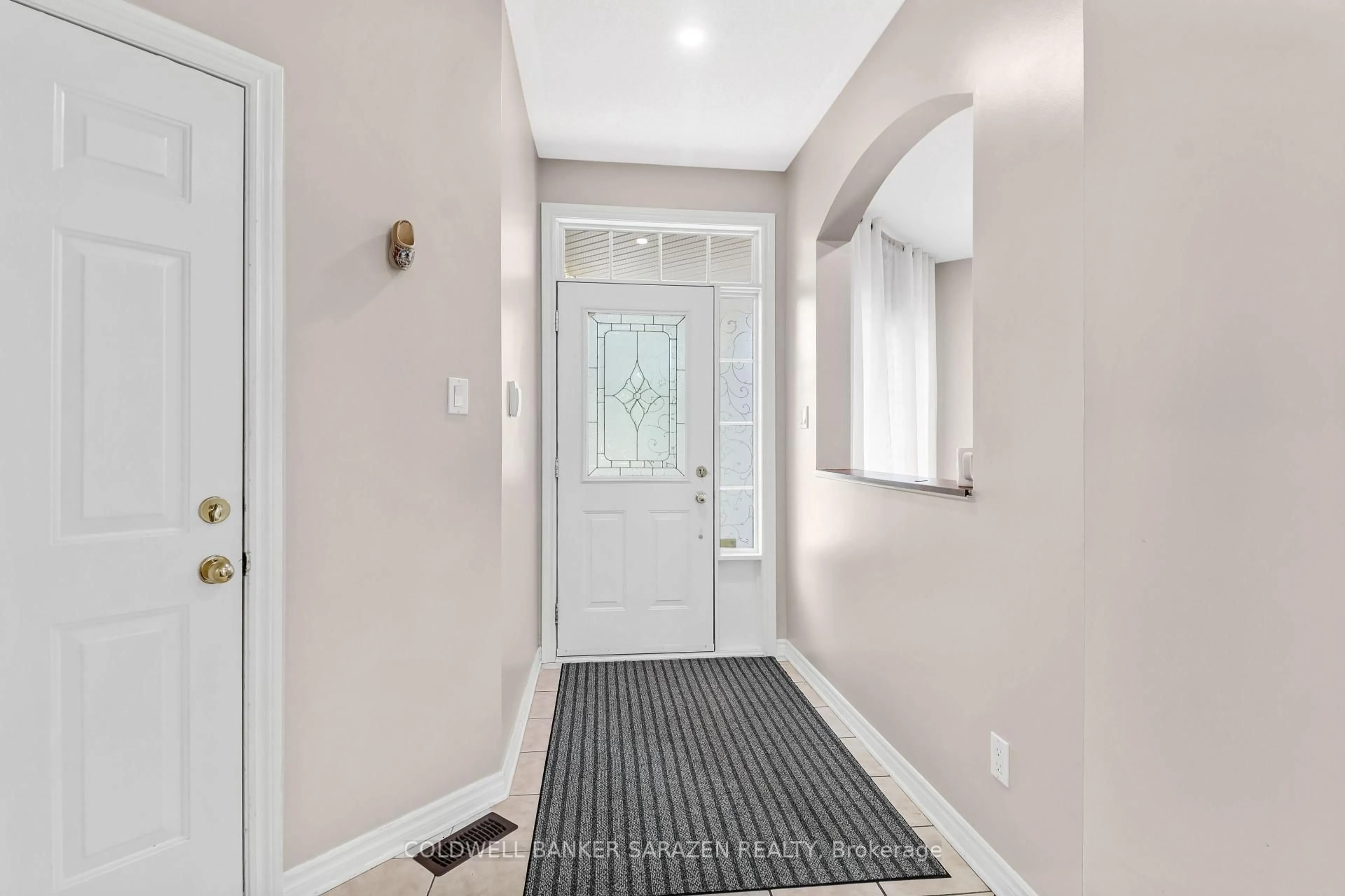 Indoor entryway for 2014 JASPER Ave, Ottawa Ontario K1V 1Z5
