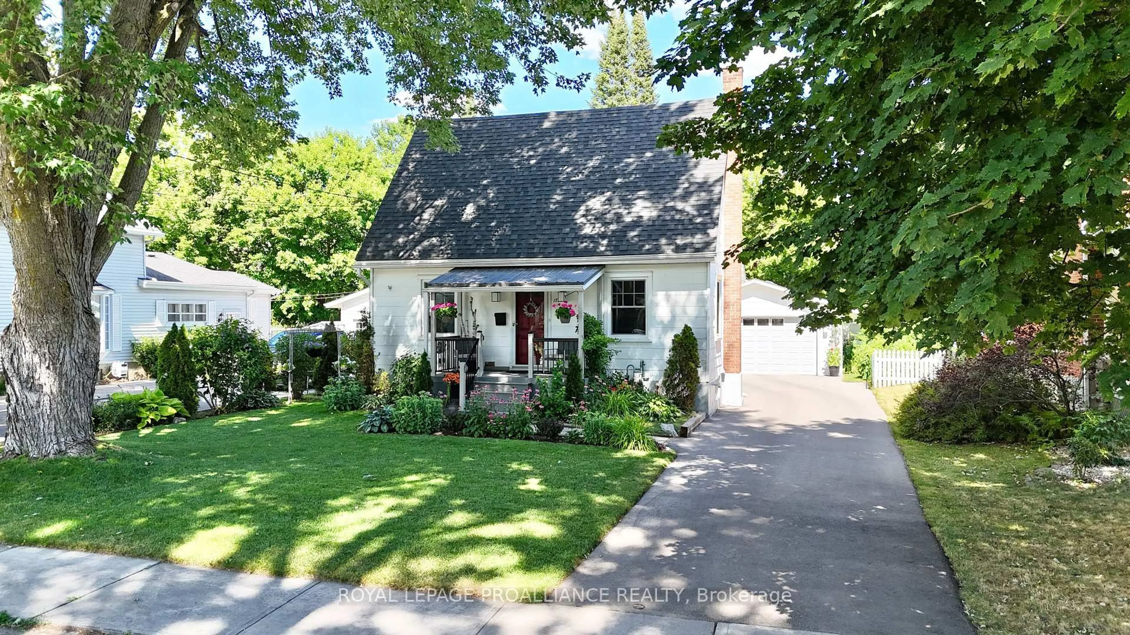 Home with vinyl exterior material, street for 173 Foster Ave, Belleville Ontario K8N 3P8