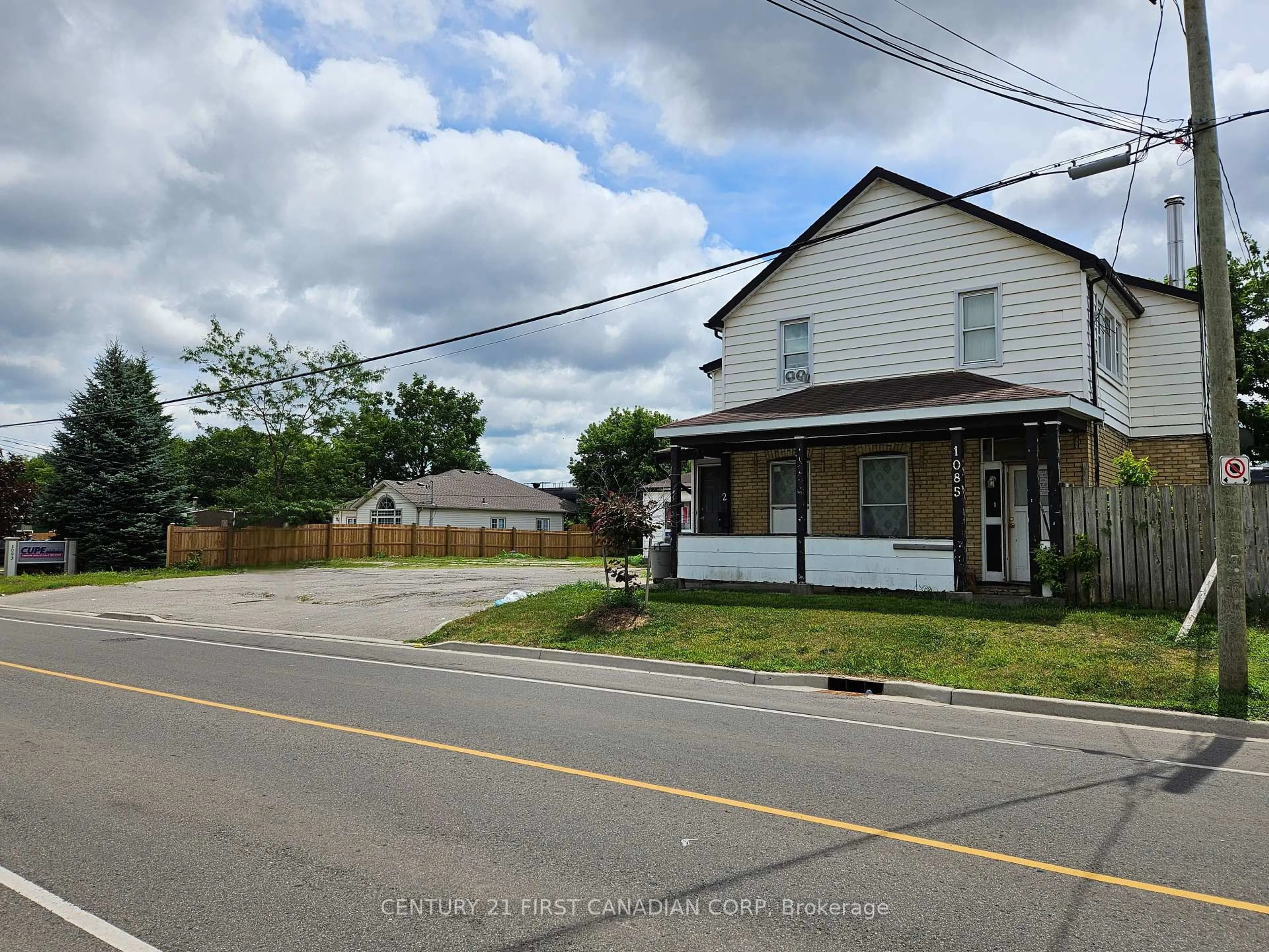 A pic from outside/outdoor area/front of a property/back of a property/a pic from drone, street for 1085 Brydges St, London East Ontario N5W 2B5