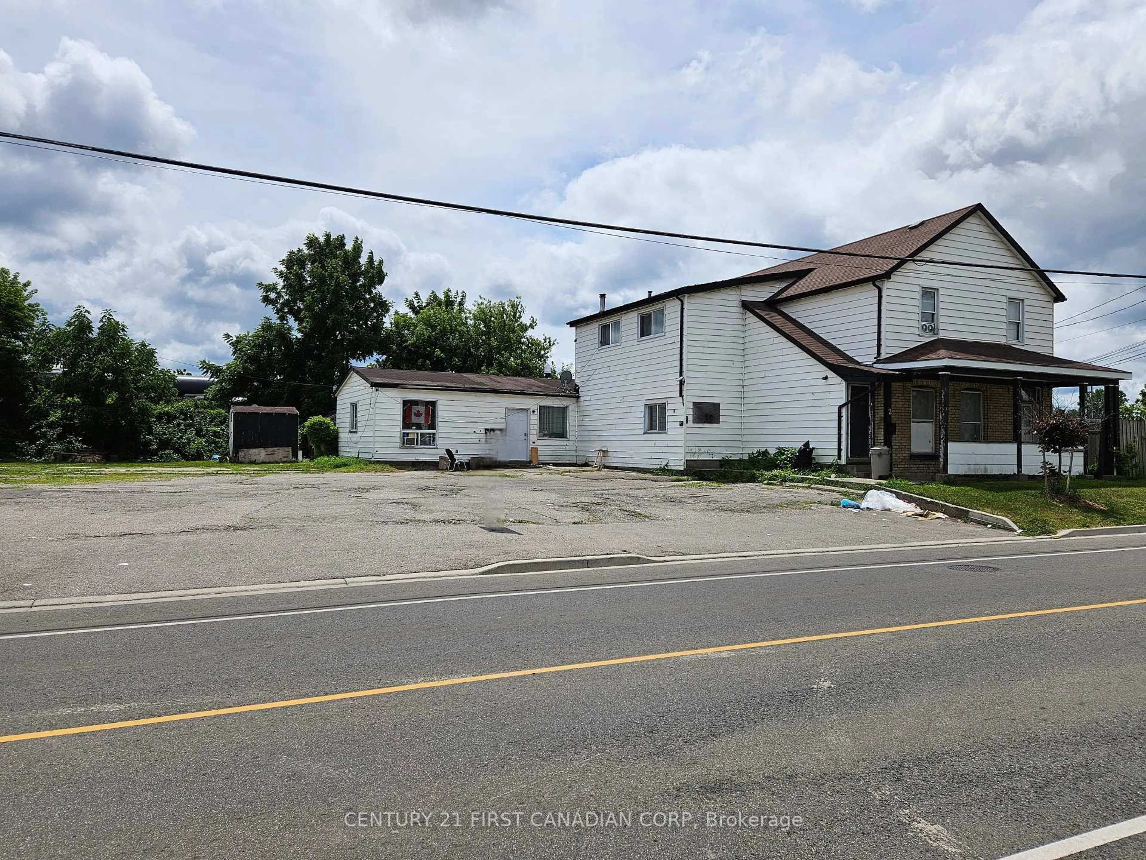A pic from outside/outdoor area/front of a property/back of a property/a pic from drone, building for 1085 Brydges St, London East Ontario N5W 2B5