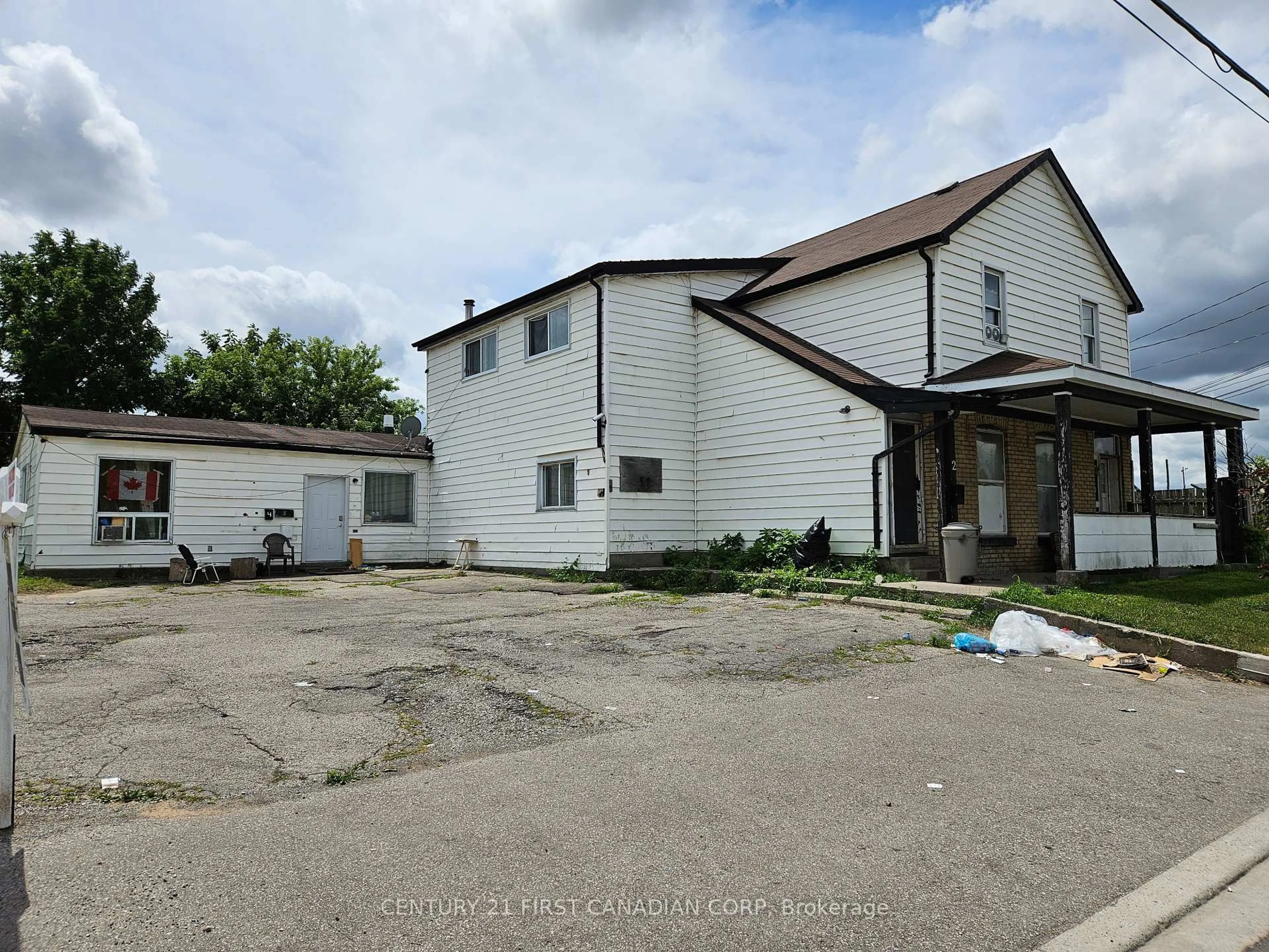 A pic from outside/outdoor area/front of a property/back of a property/a pic from drone, building for 1085 Brydges St, London East Ontario N5W 2B5