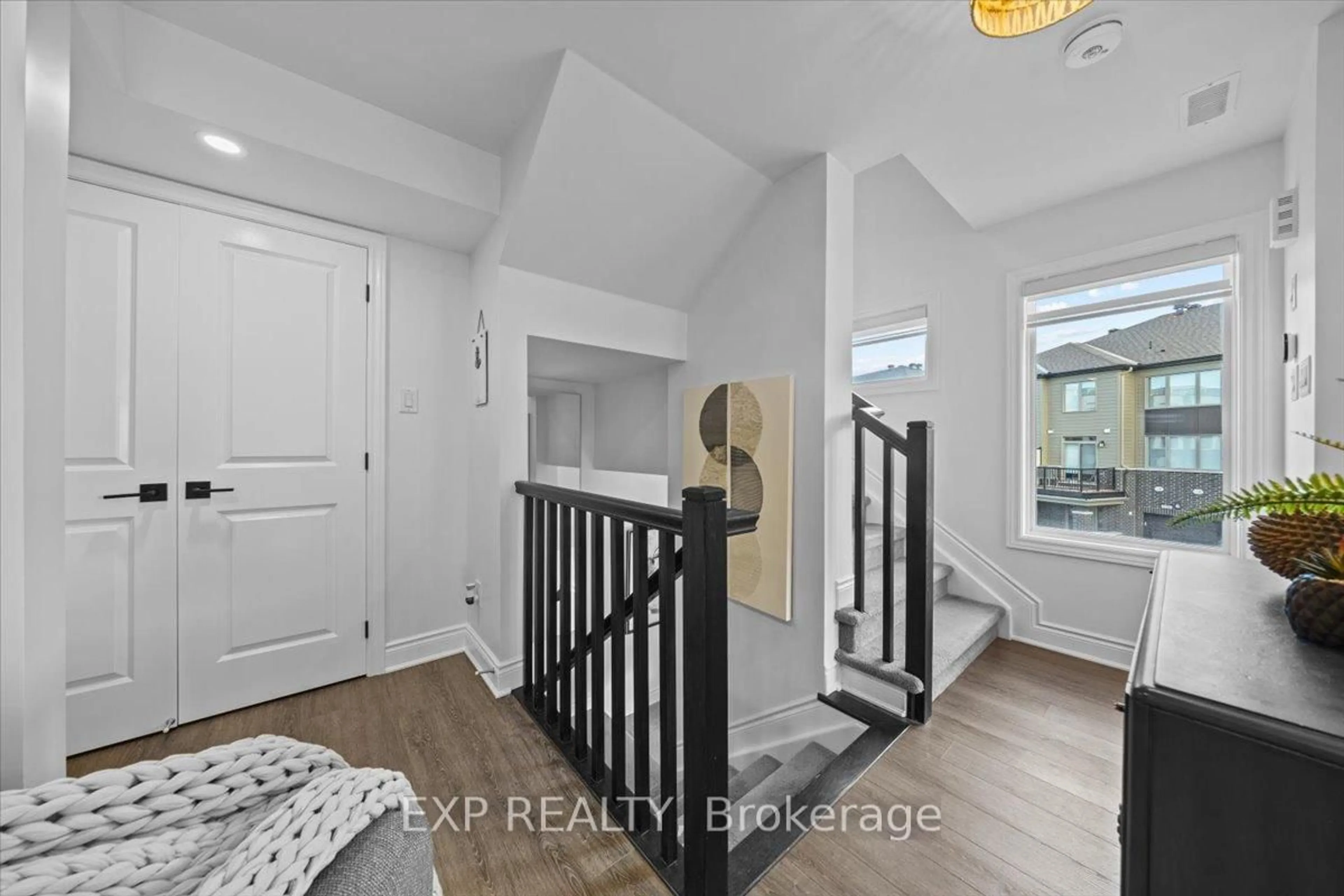 Indoor entryway for 615 Makwa Private, Ottawa Ontario K1K 5A4