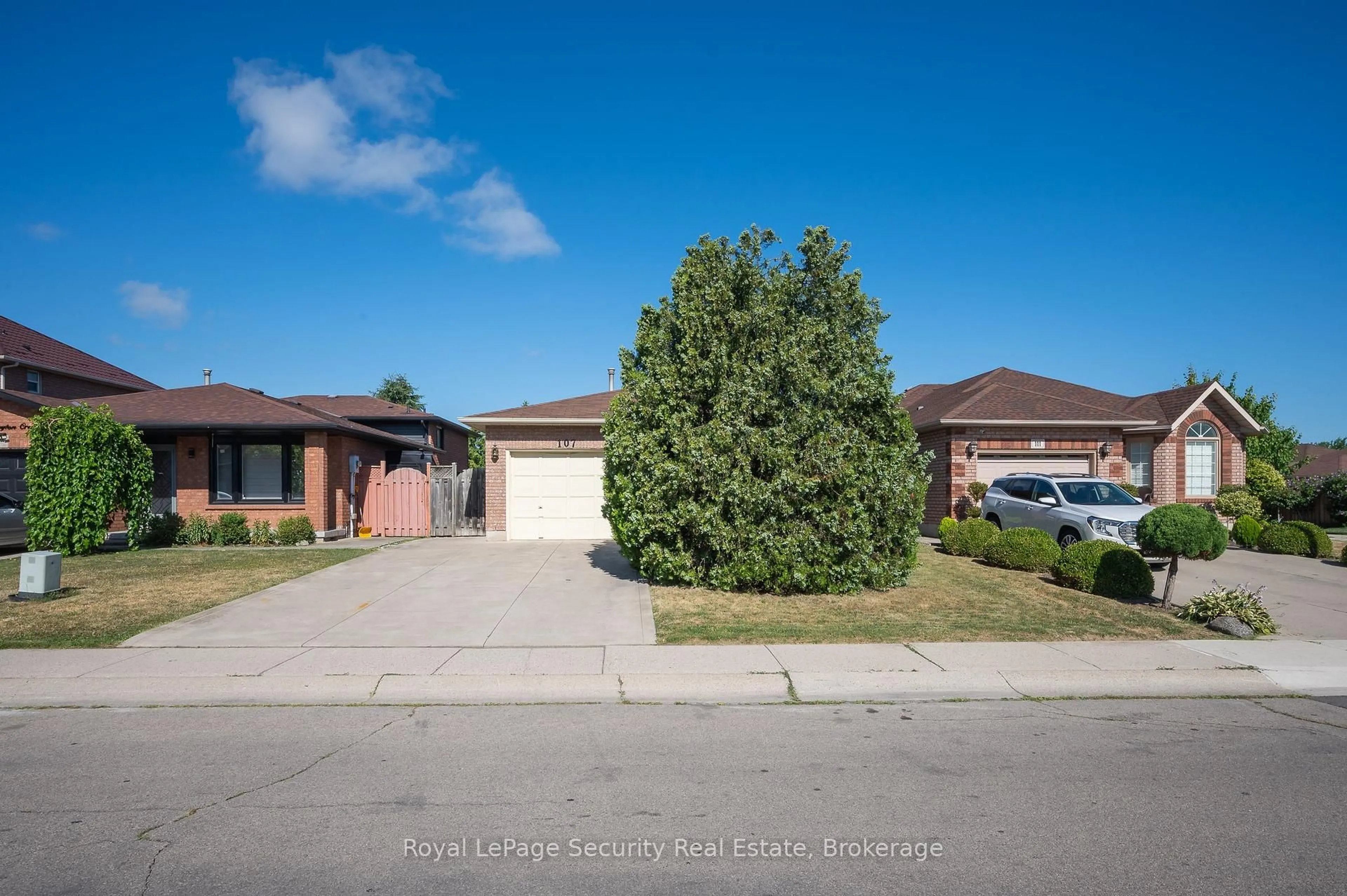 A pic from outside/outdoor area/front of a property/back of a property/a pic from drone, street for 107 Fairington Cres, Hamilton Ontario L8E 3N3
