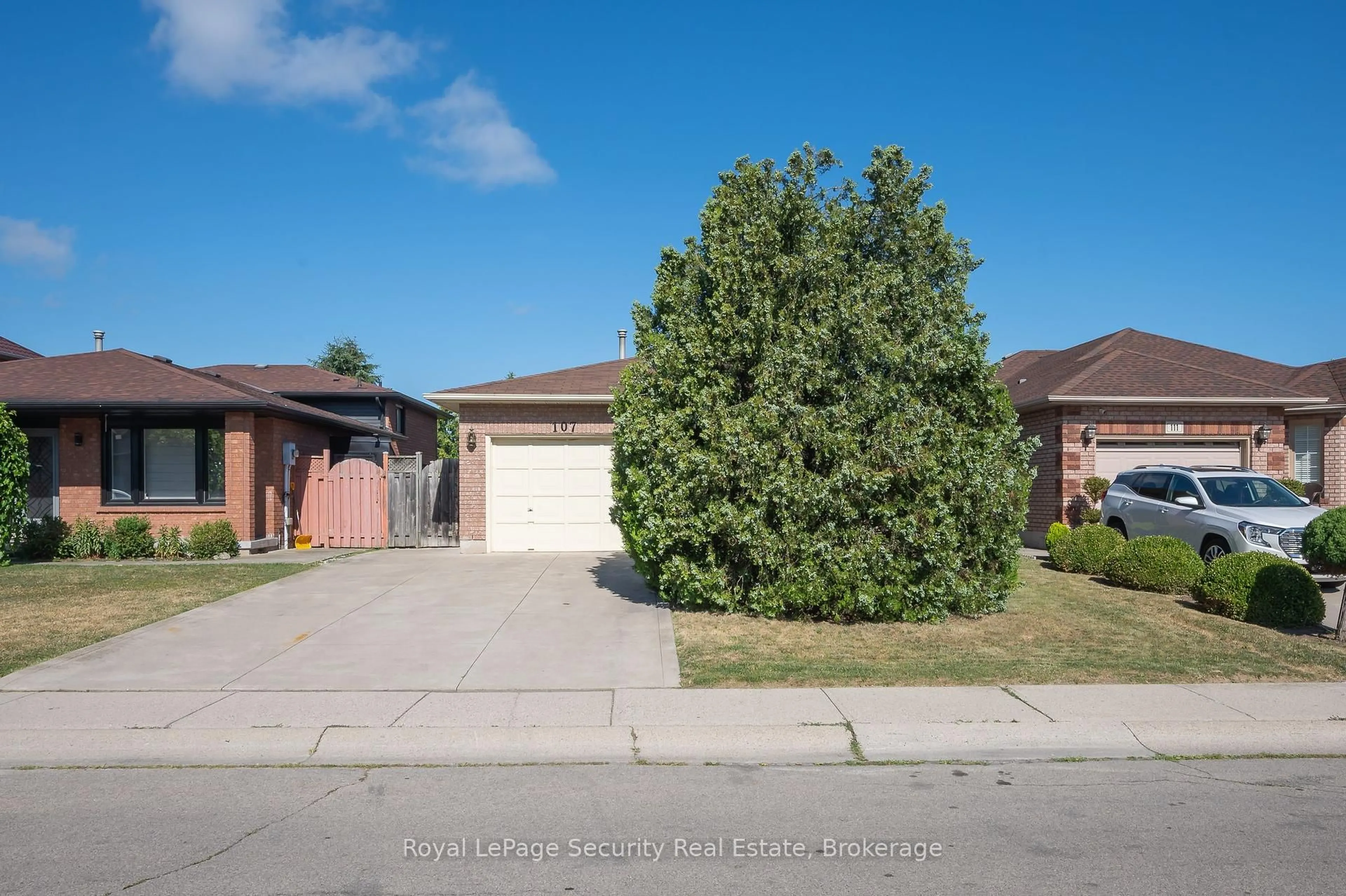 A pic from outside/outdoor area/front of a property/back of a property/a pic from drone, street for 107 Fairington Cres, Hamilton Ontario L8E 3N3