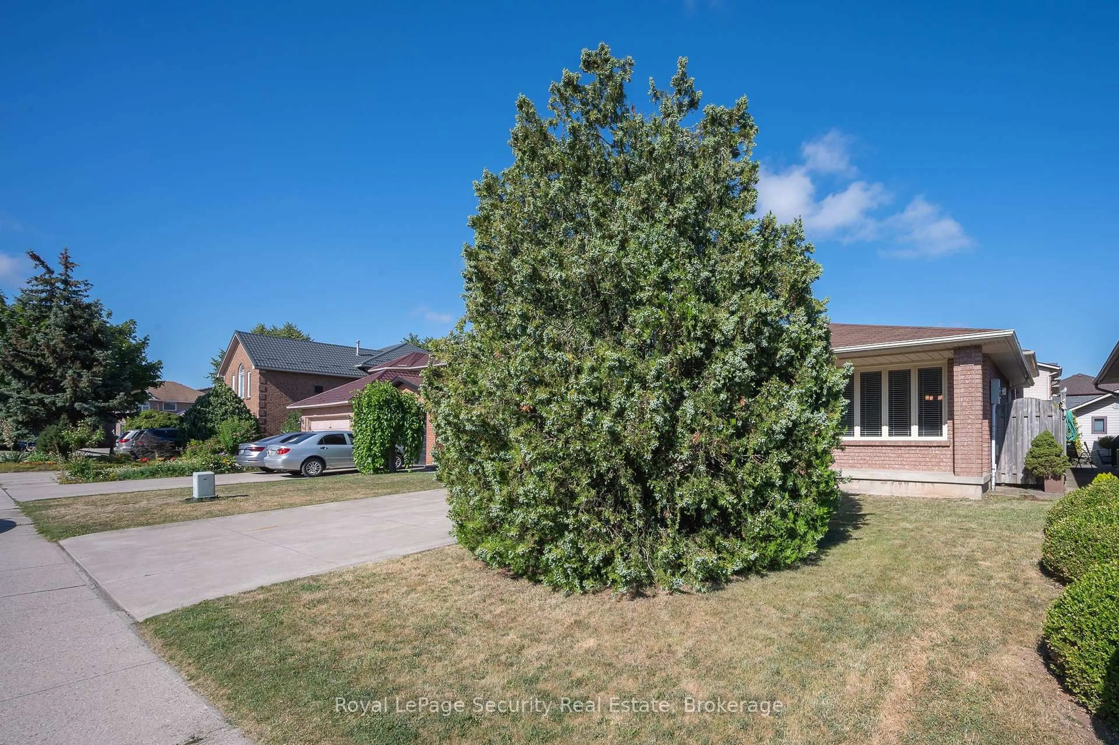A pic from outside/outdoor area/front of a property/back of a property/a pic from drone, street for 107 Fairington Cres, Hamilton Ontario L8E 3N3