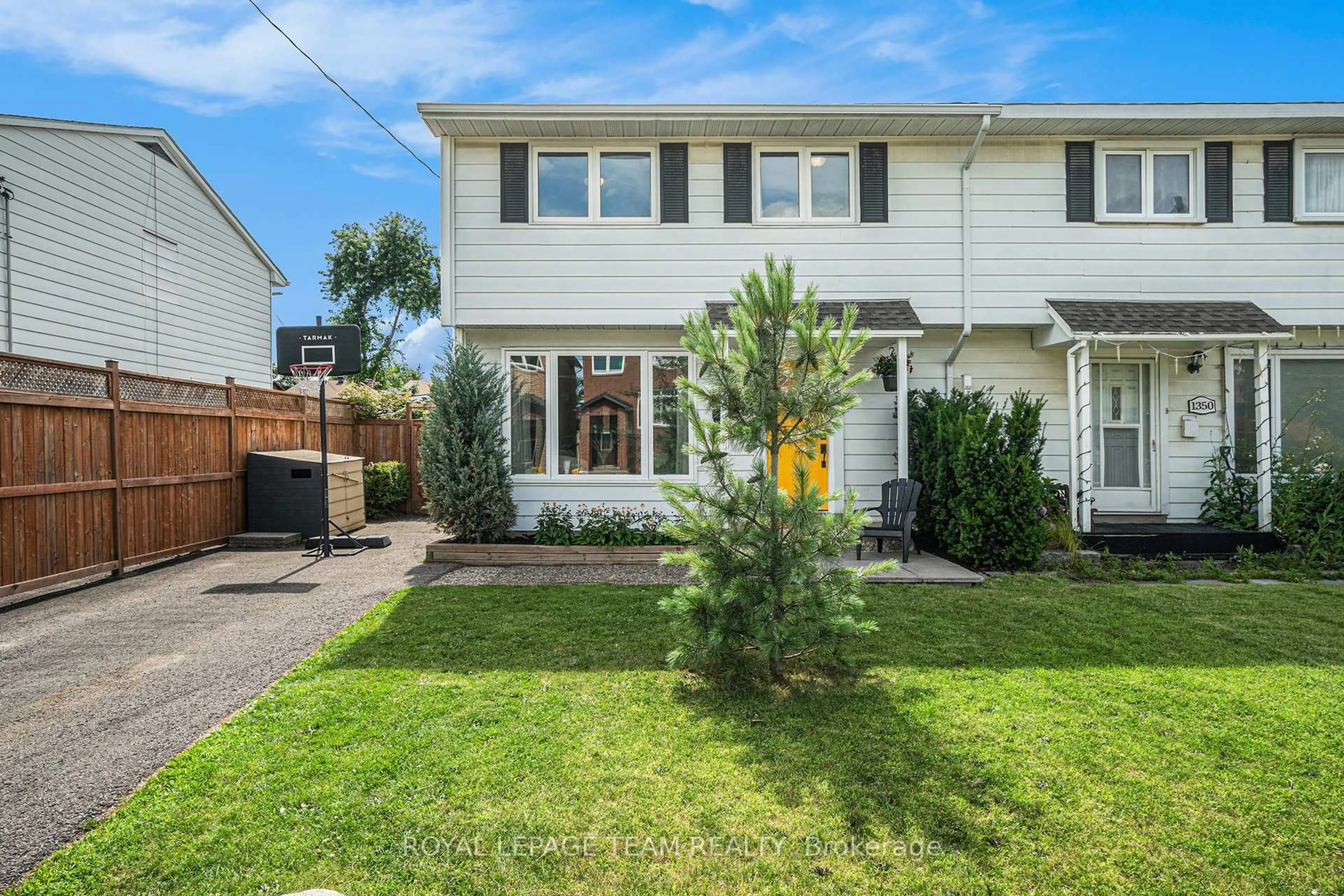 A pic from outside/outdoor area/front of a property/back of a property/a pic from drone, street for 1352 Maxime St, Ottawa Ontario K1B 3L1
