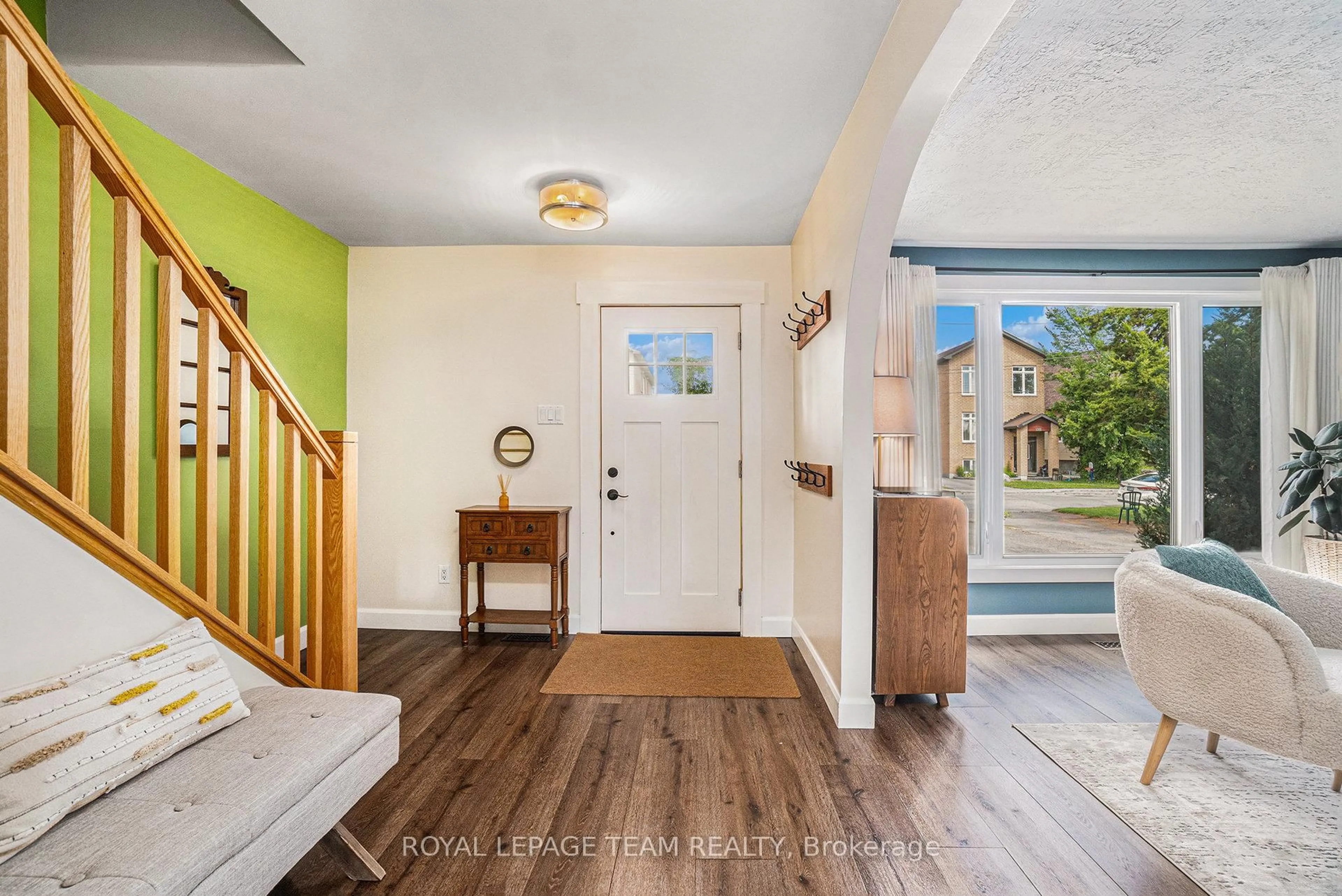 Indoor entryway for 1352 Maxime St, Ottawa Ontario K1B 3L1