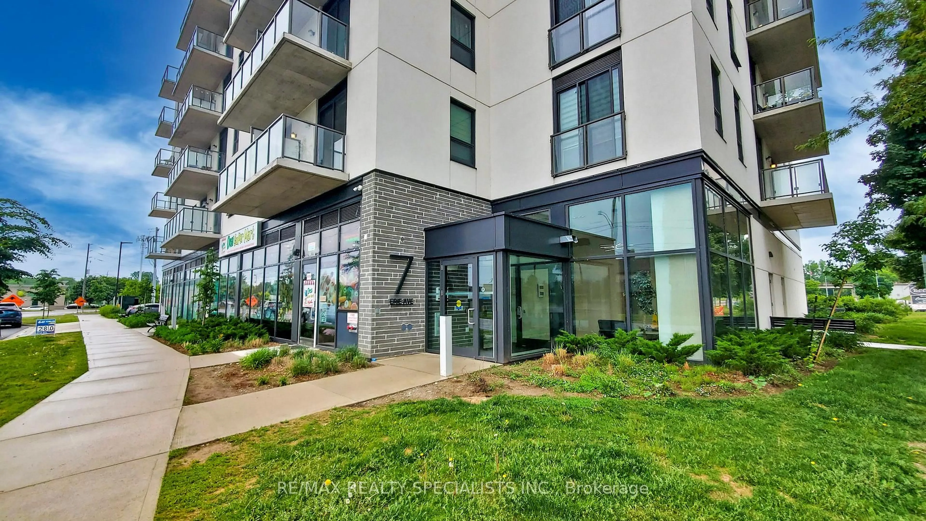 Indoor foyer for 7 ERIE Ave #809, Brantford Ontario N3S 2E7