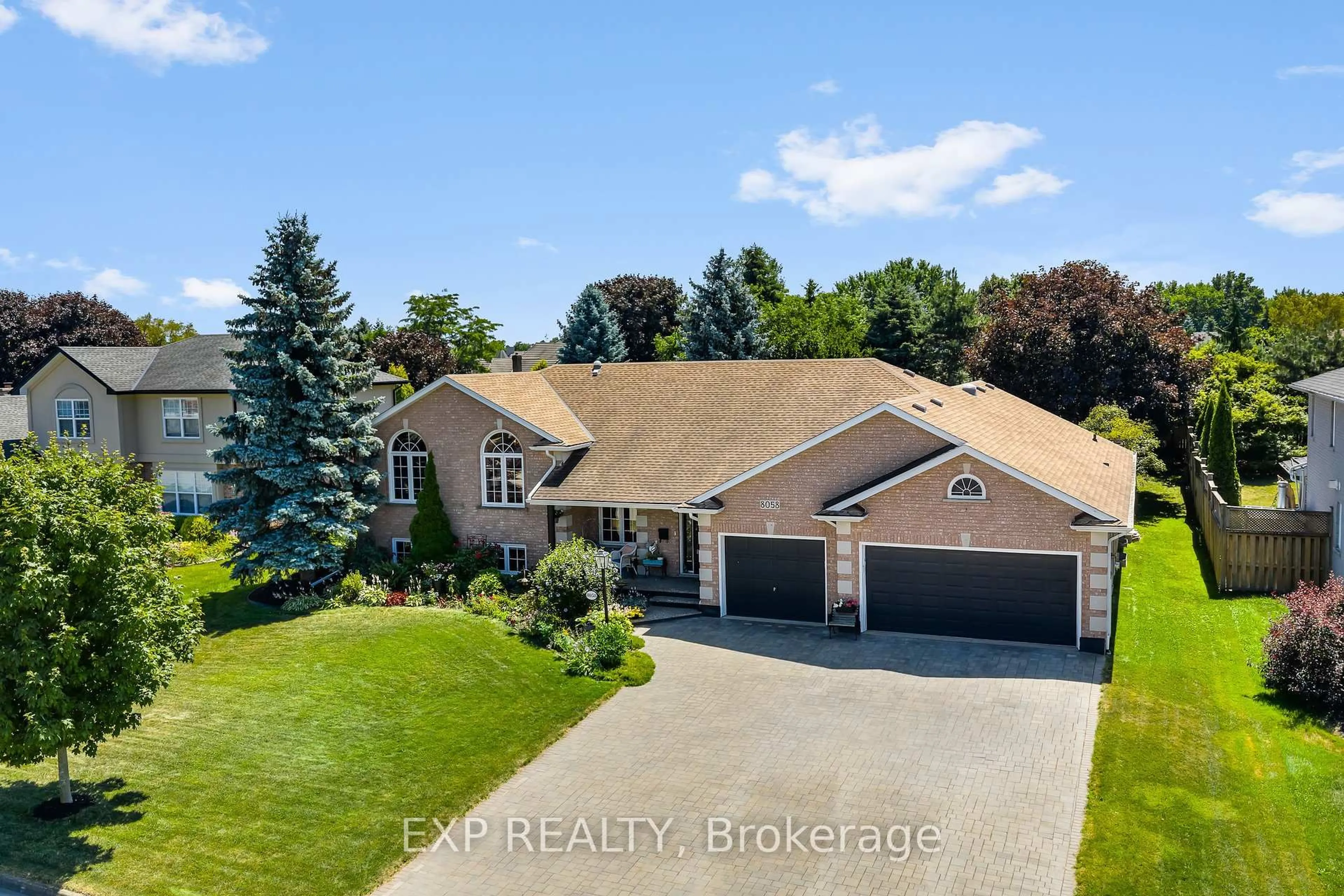 A pic from outside/outdoor area/front of a property/back of a property/a pic from drone, water/lake/river/ocean view for 8058 Westminster Dr, Niagara Falls Ontario L2H 2Z2