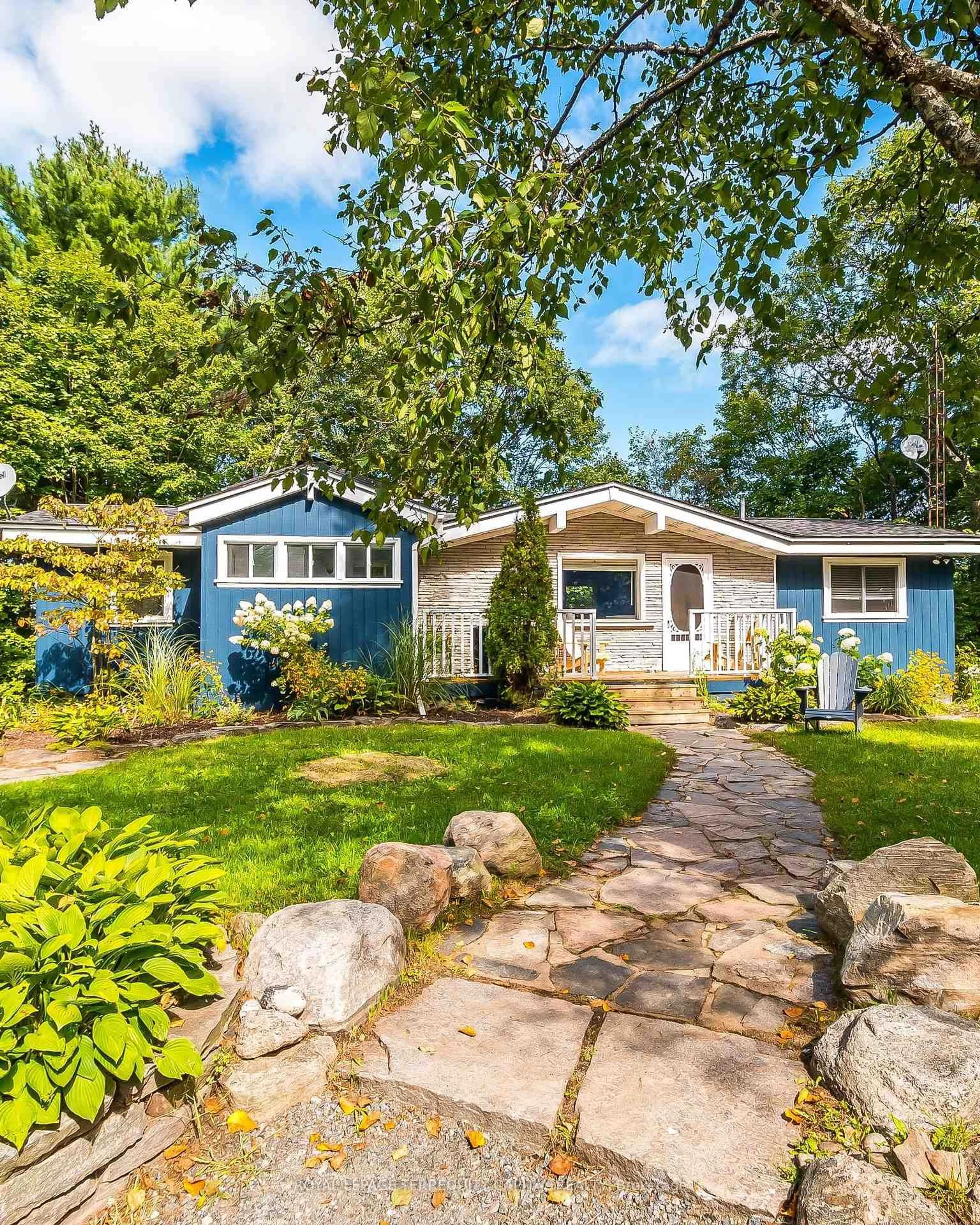 Home with vinyl exterior material, unknown for 9 Denniss Dr, Bracebridge Ontario P1L 1W9