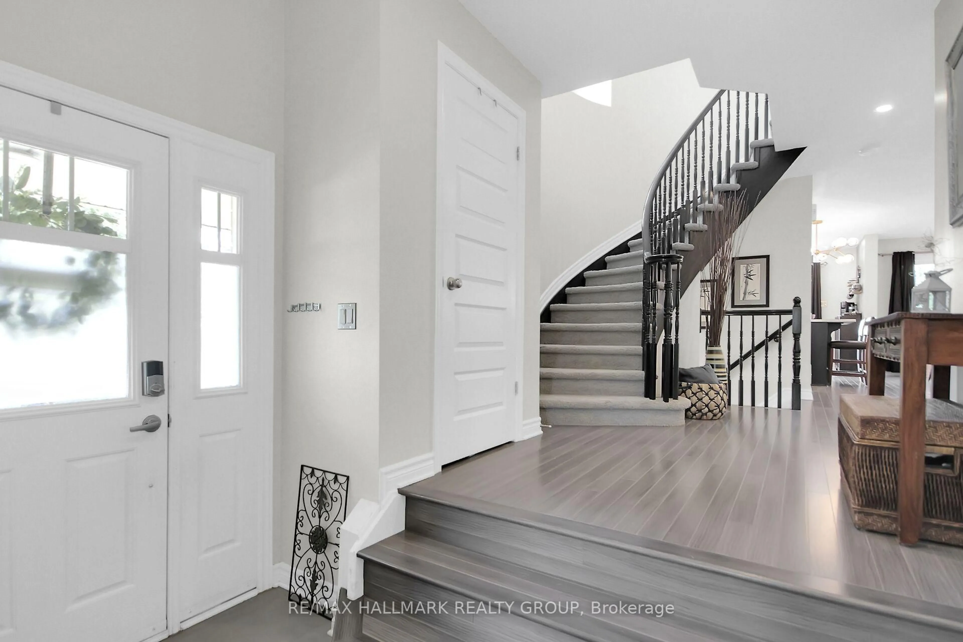 Indoor entryway for 309 Balinroan Cres, Ottawa Ontario K2J 3T7