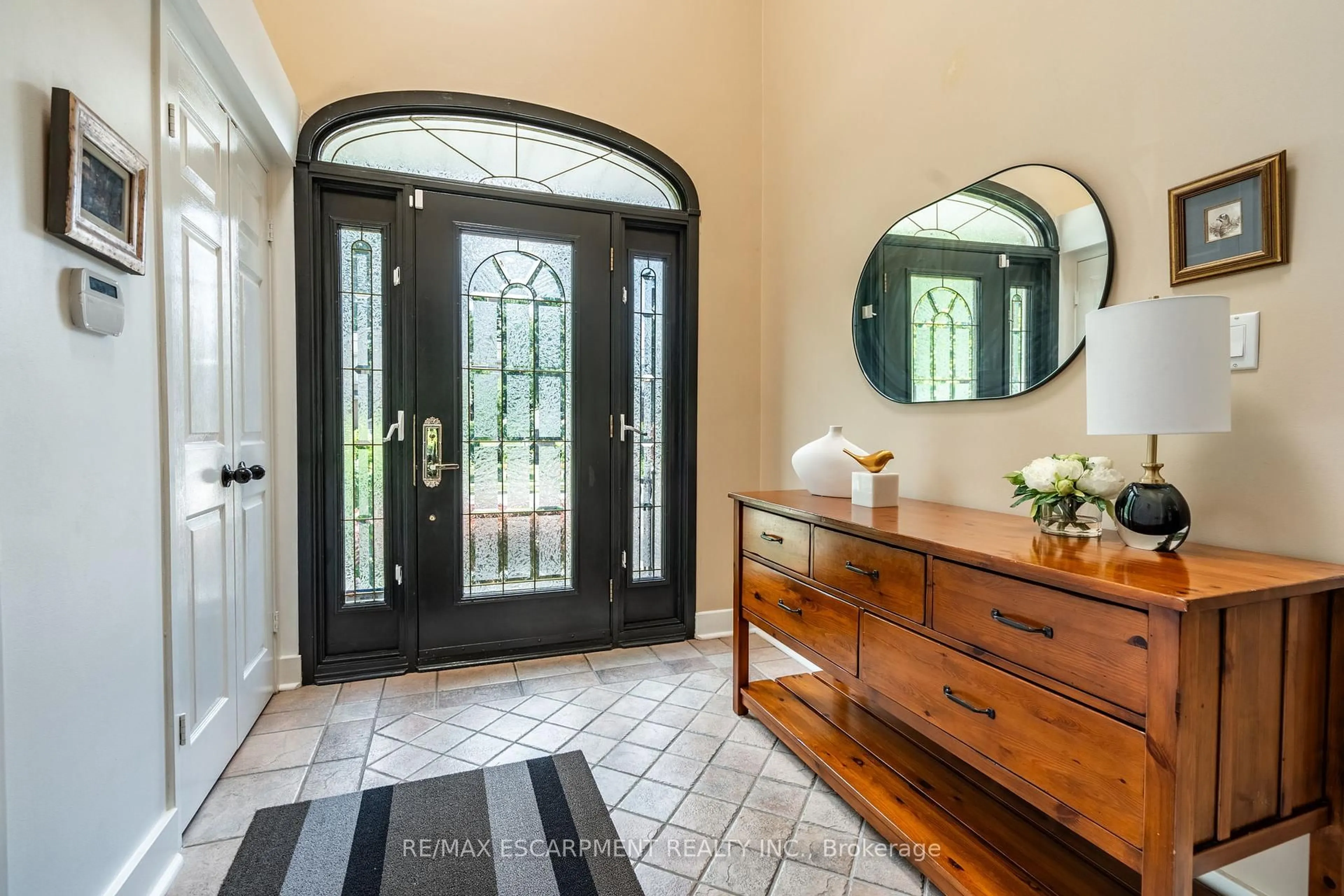 Indoor entryway for 60 Inverness Ave, Hamilton Ontario L9C 1A4