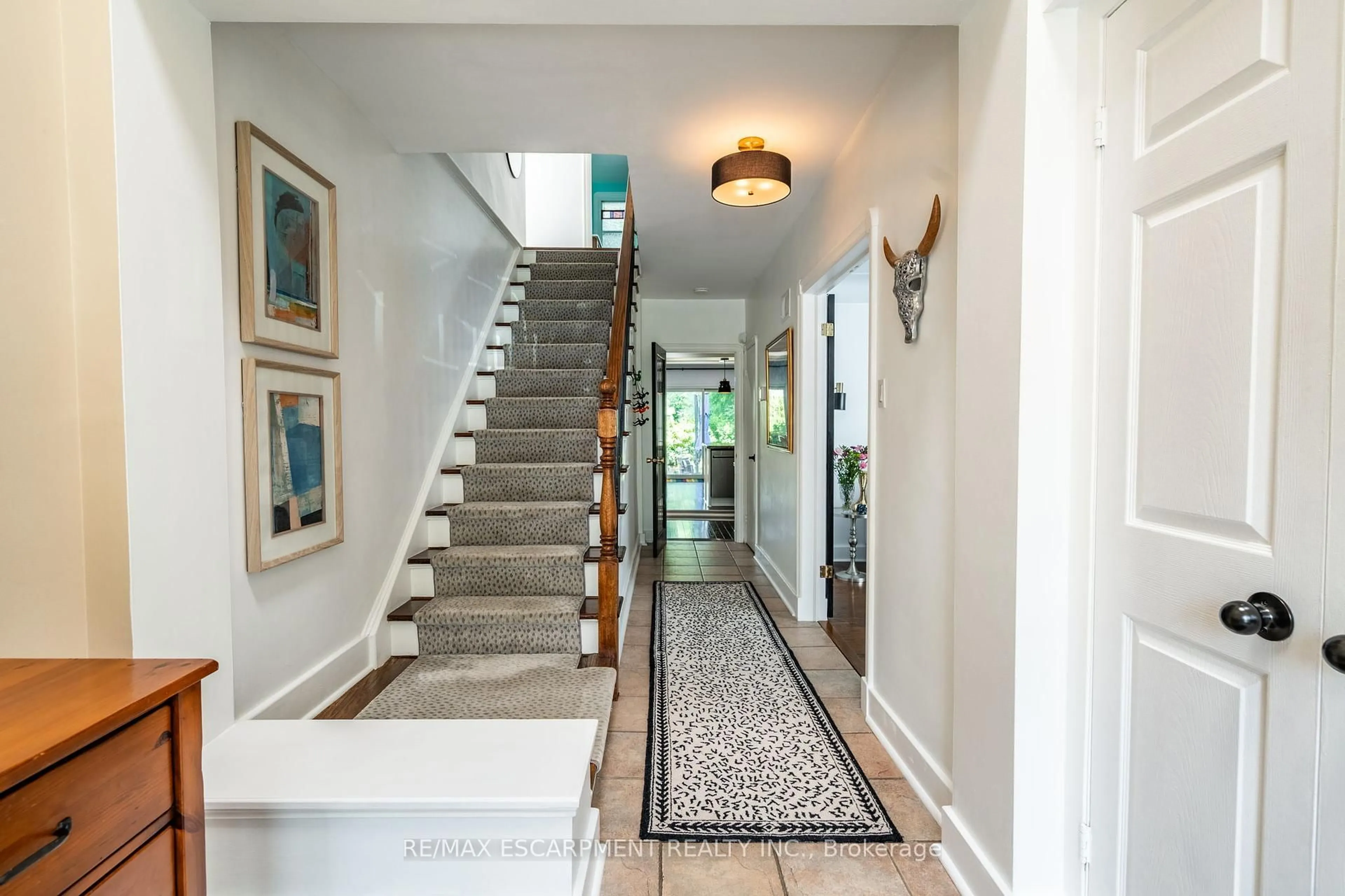 Indoor entryway for 60 Inverness Ave, Hamilton Ontario L9C 1A4