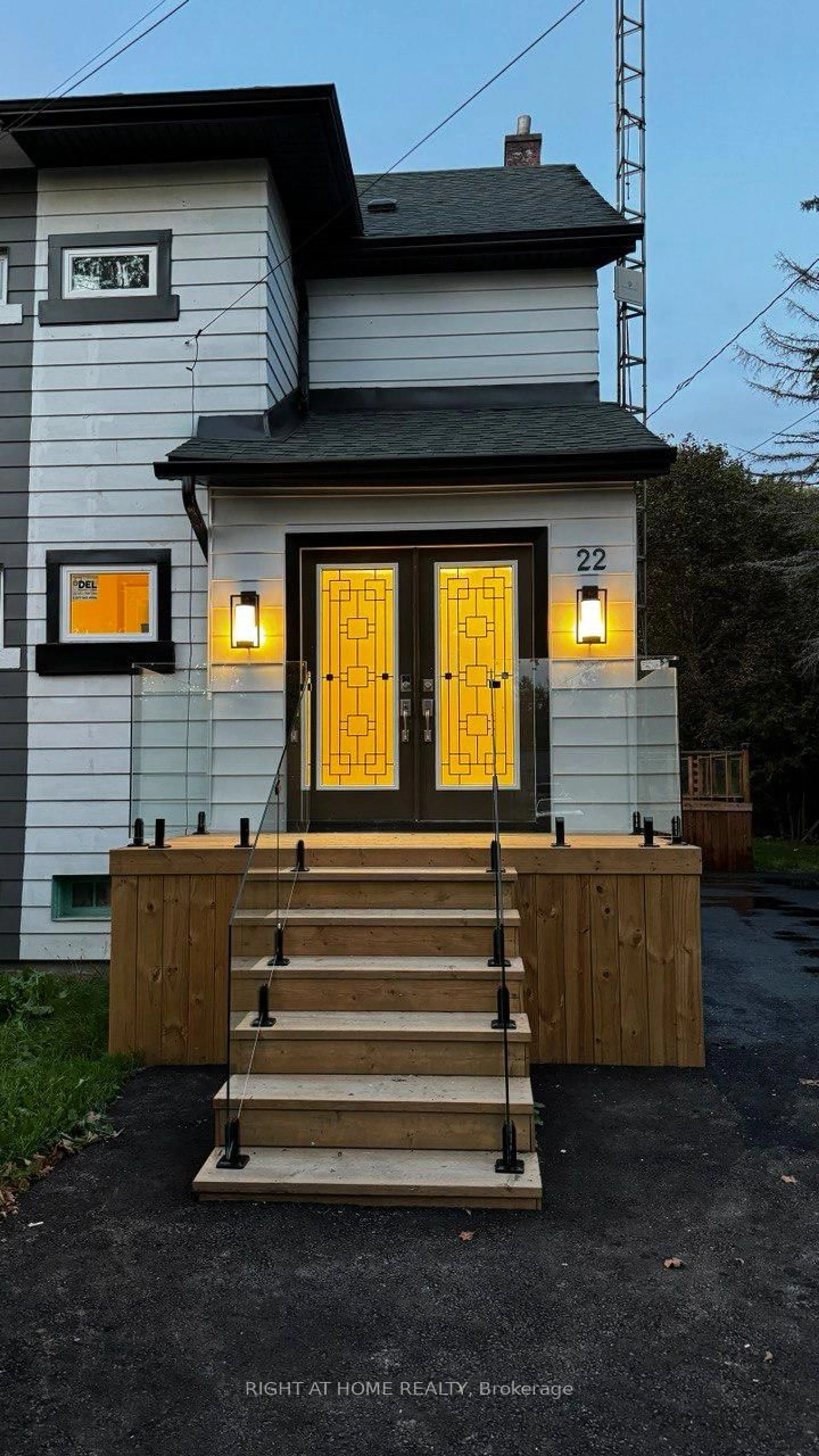 Indoor entryway for 22 O'brien St, Limoges Ontario K0K 2M0
