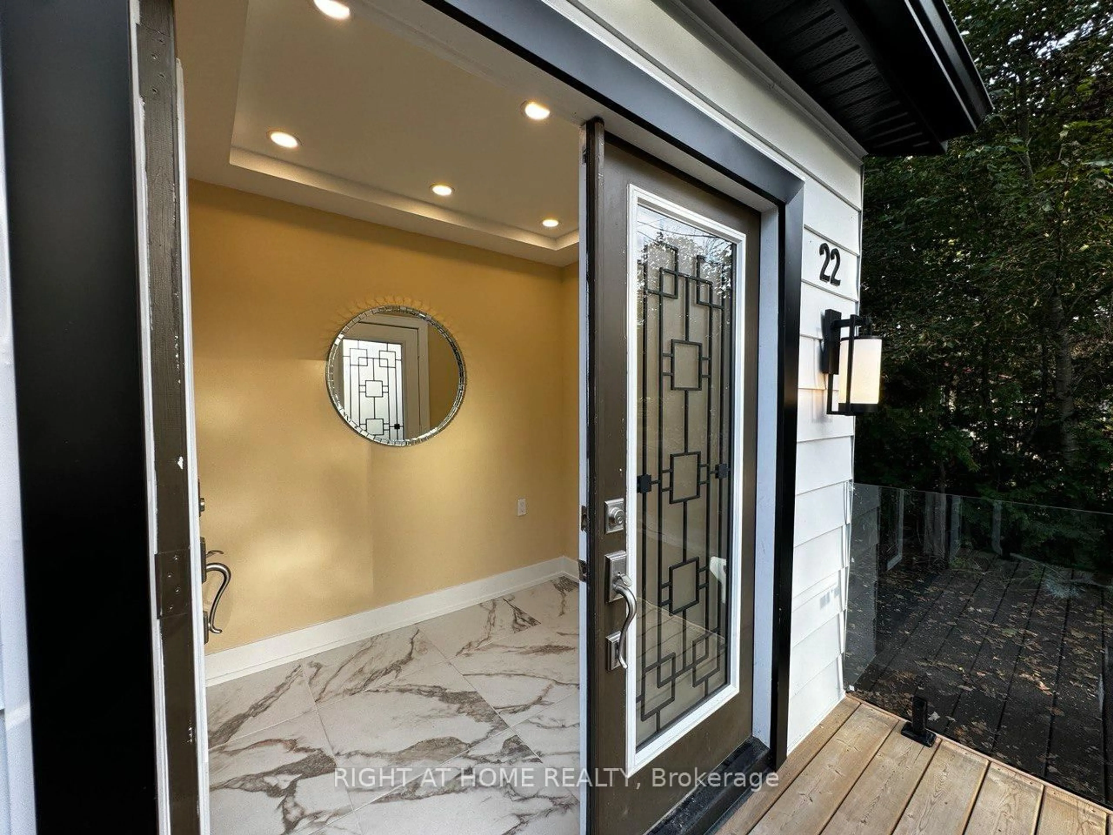 Indoor foyer for 22 O'brien St, Limoges Ontario K0K 2M0