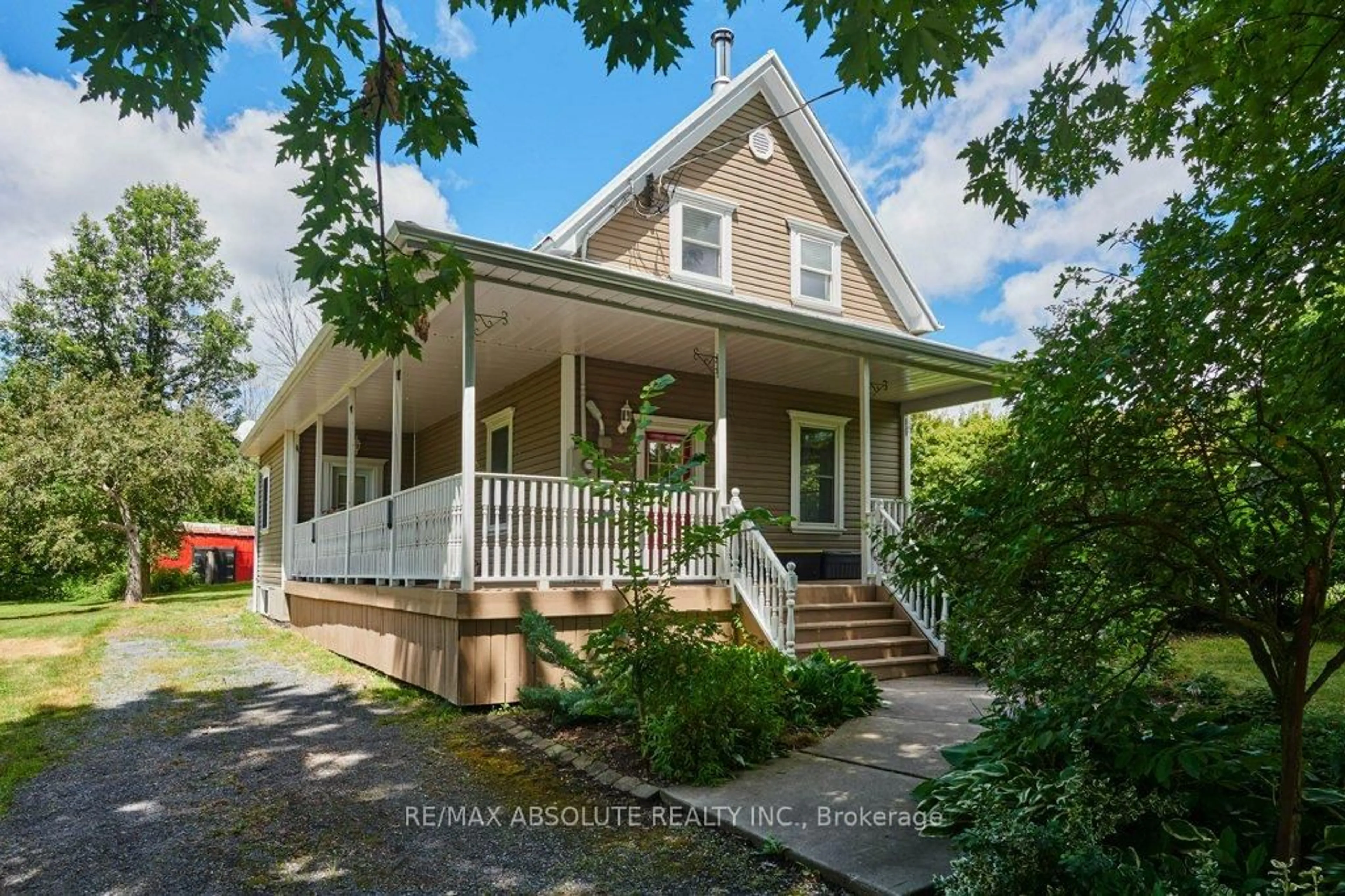 Home with vinyl exterior material, street for 18597 Dundas St, South Glengarry Ontario K0C 1S0