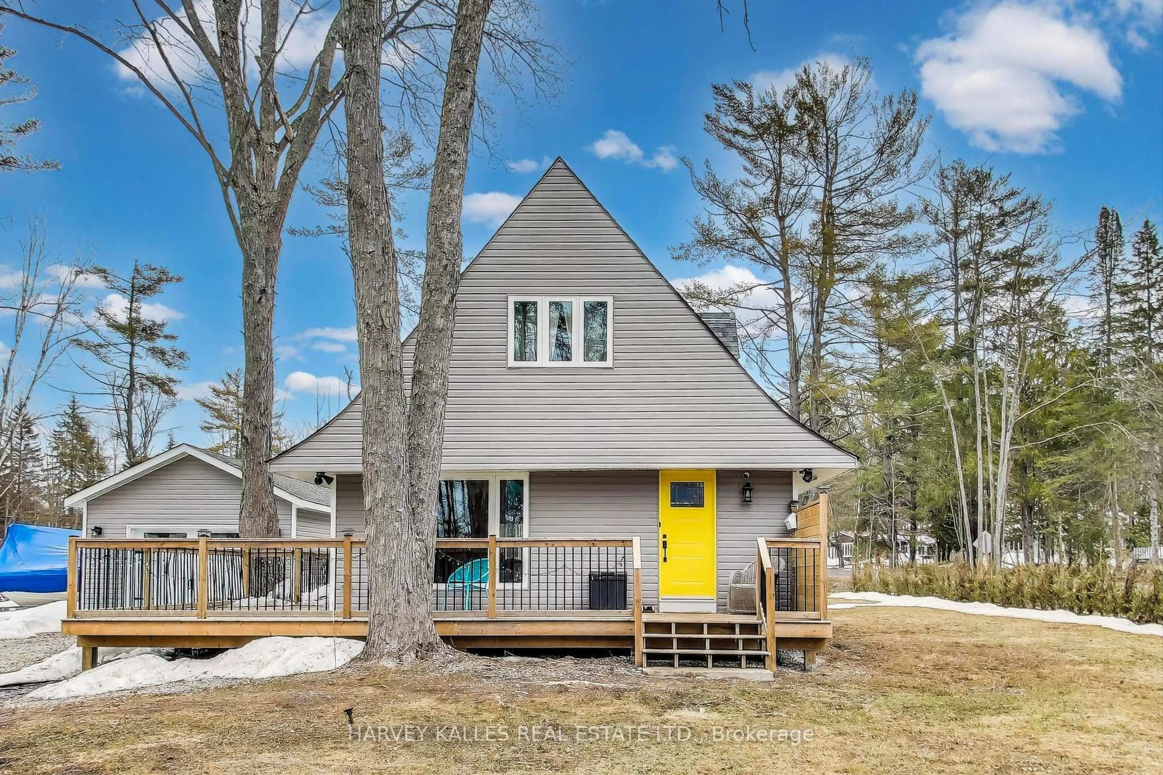 Home with vinyl exterior material, street for 1002 Chippawa Ave, Gravenhurst Ontario P1P 1R1