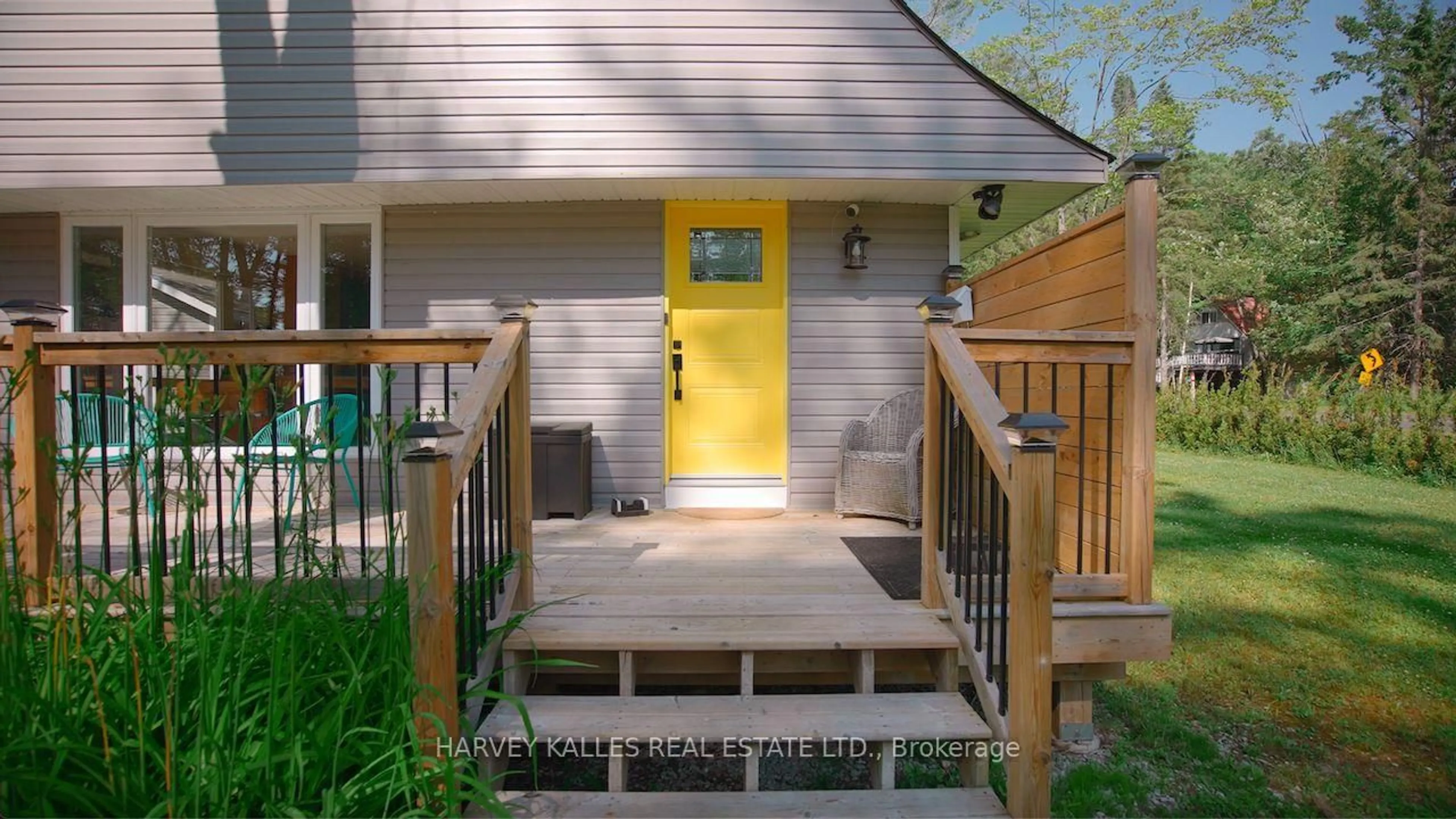 Indoor entryway for 1002 Chippawa Ave, Gravenhurst Ontario P1P 1R1