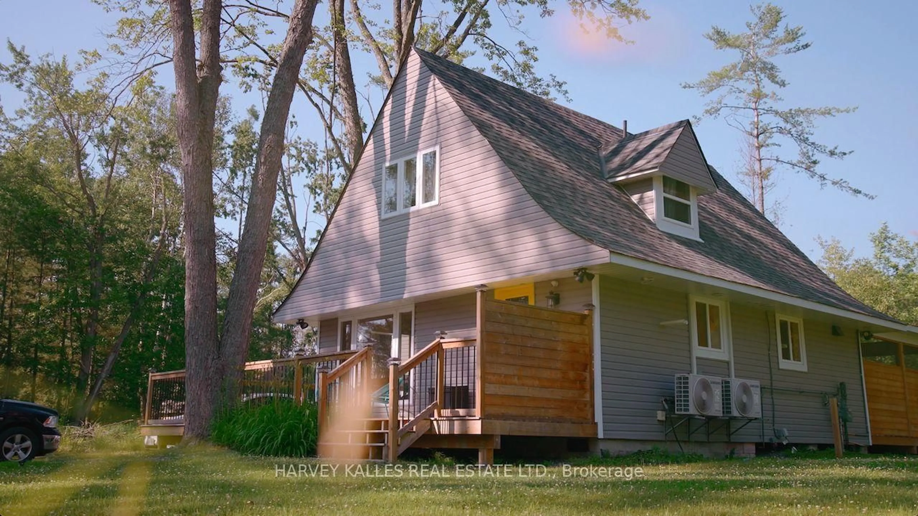Home with vinyl exterior material, street for 1002 Chippawa Ave, Gravenhurst Ontario P1P 1R1