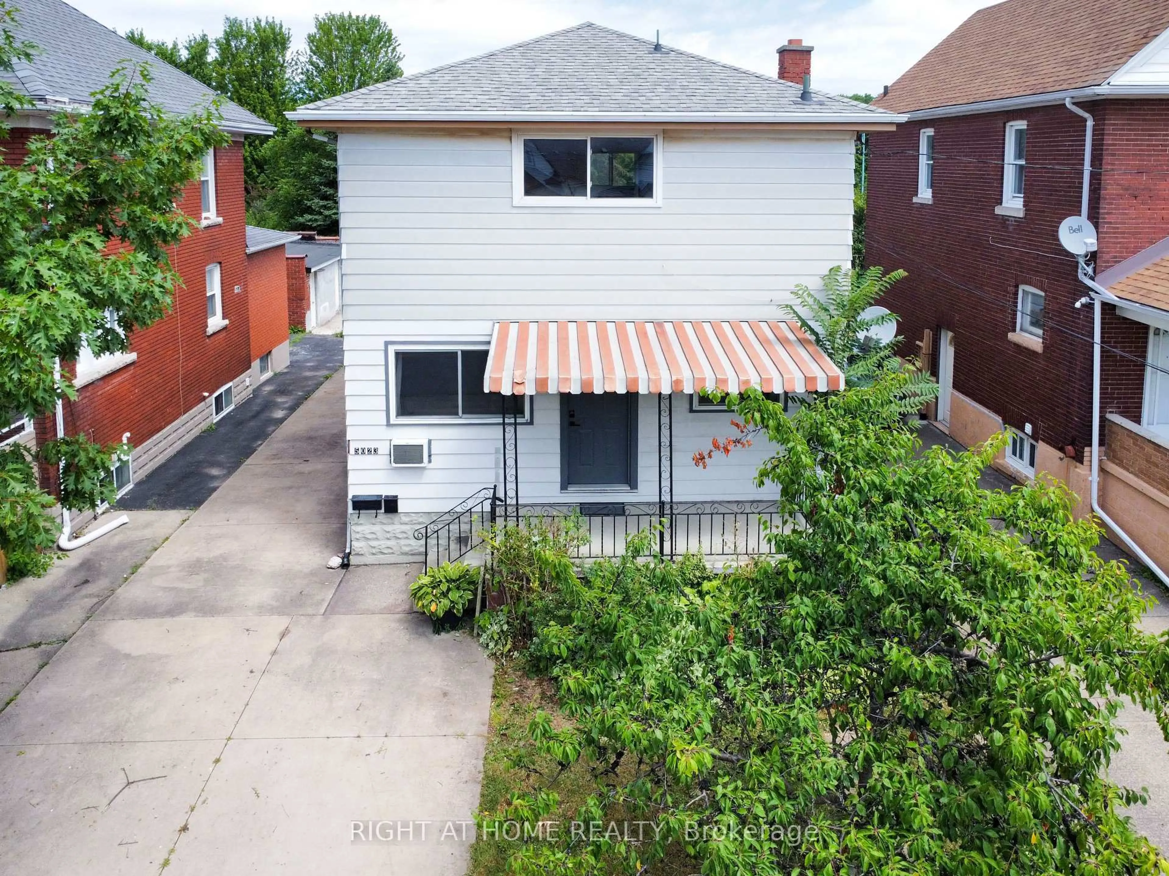 A pic from outside/outdoor area/front of a property/back of a property/a pic from drone, street for 5023 Kitchener St, Niagara Falls Ontario L2G 1A9