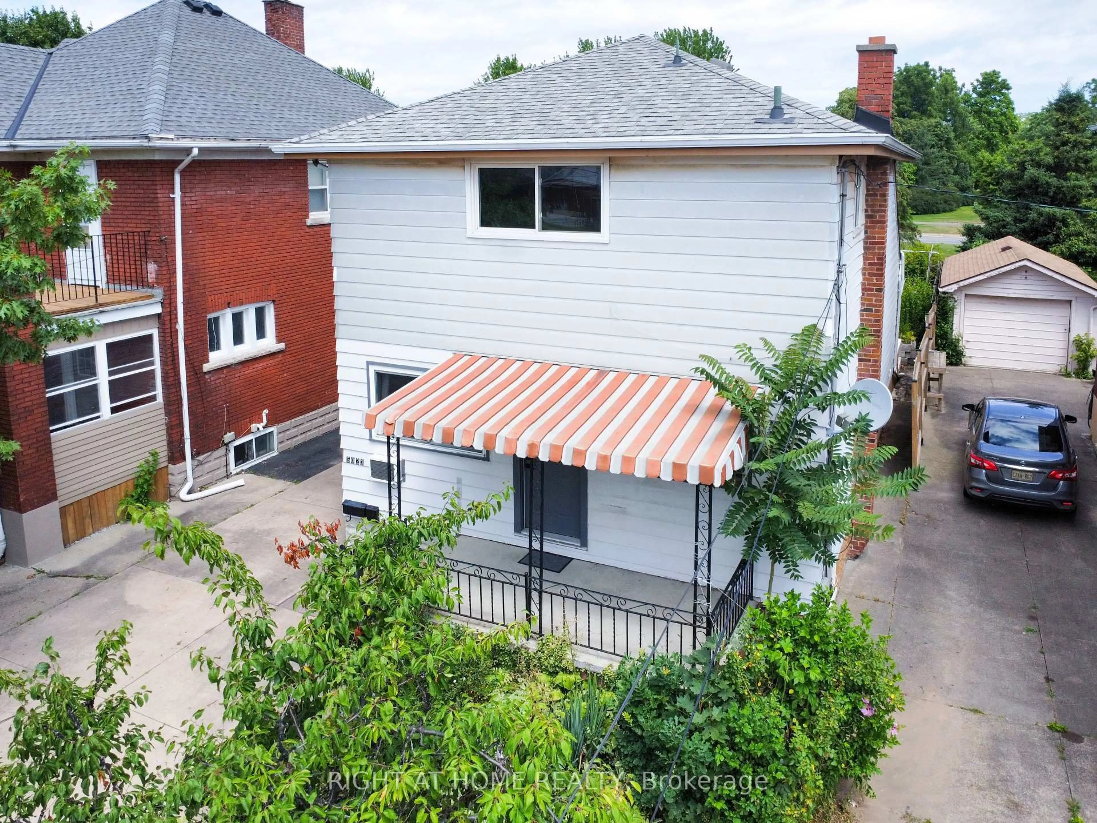 A pic from outside/outdoor area/front of a property/back of a property/a pic from drone, street for 5023 Kitchener St, Niagara Falls Ontario L2G 1A9