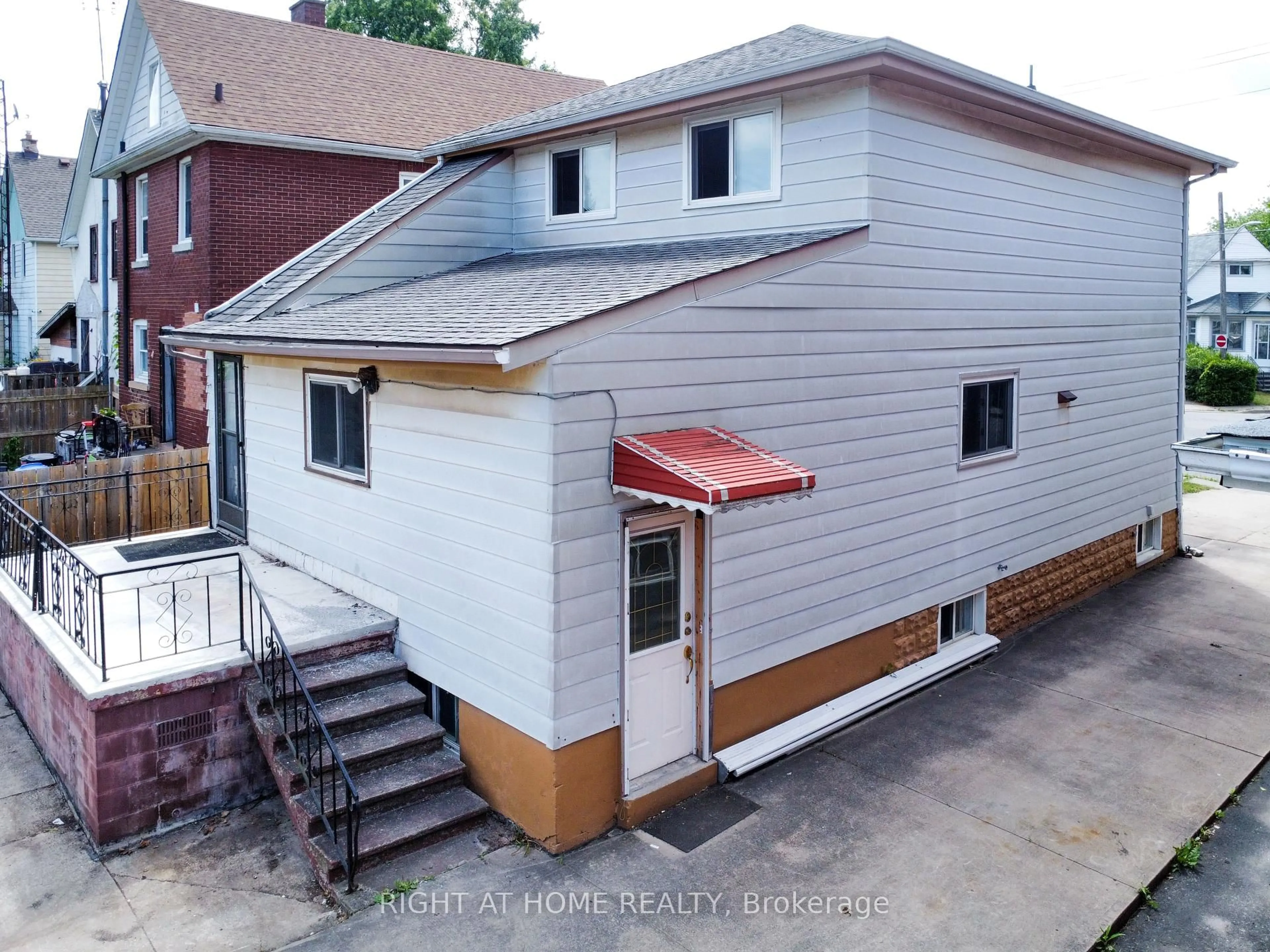A pic from outside/outdoor area/front of a property/back of a property/a pic from drone, building for 5023 Kitchener St, Niagara Falls Ontario L2G 1A9