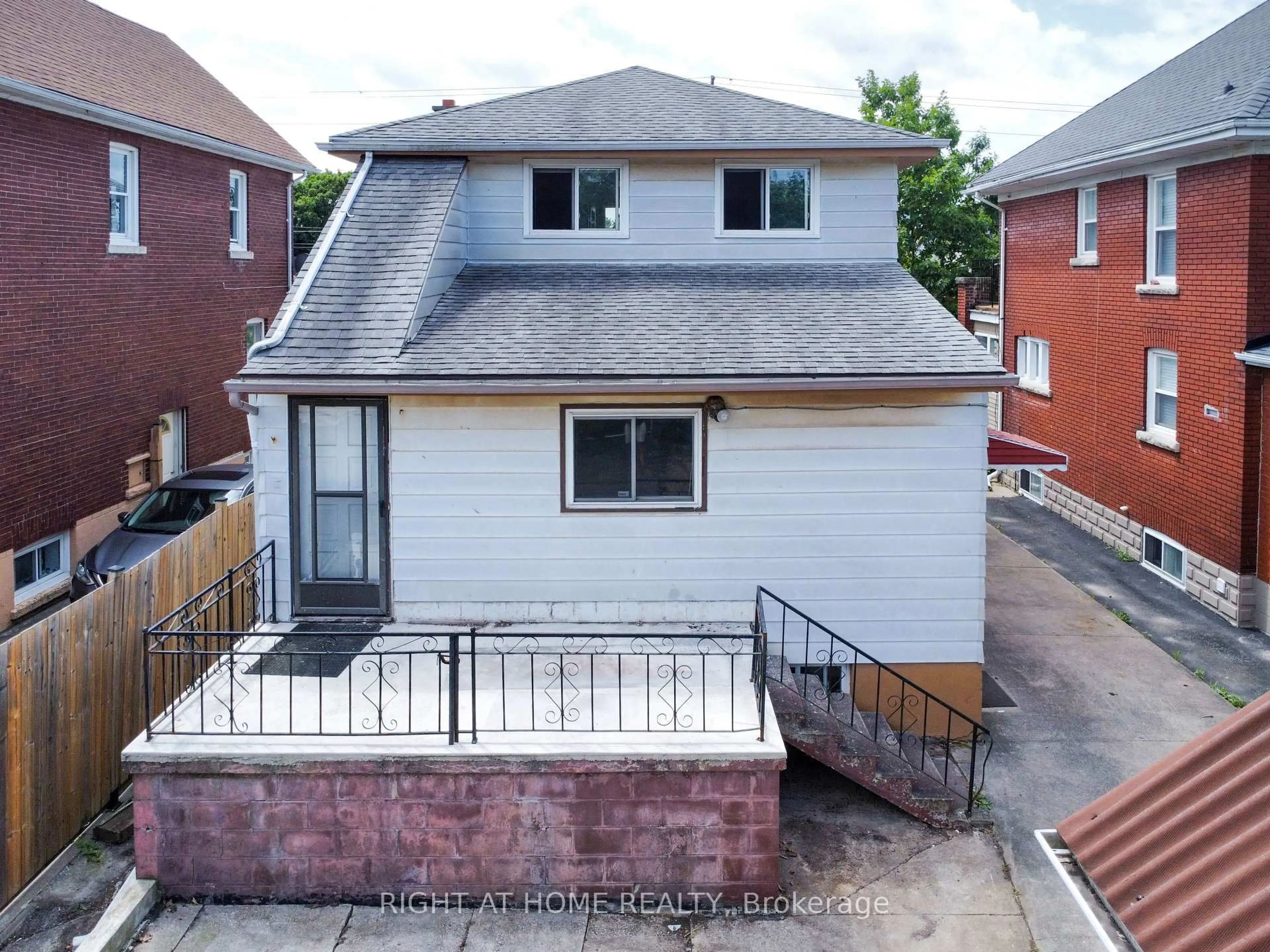 A pic from outside/outdoor area/front of a property/back of a property/a pic from drone, street for 5023 Kitchener St, Niagara Falls Ontario L2G 1A9
