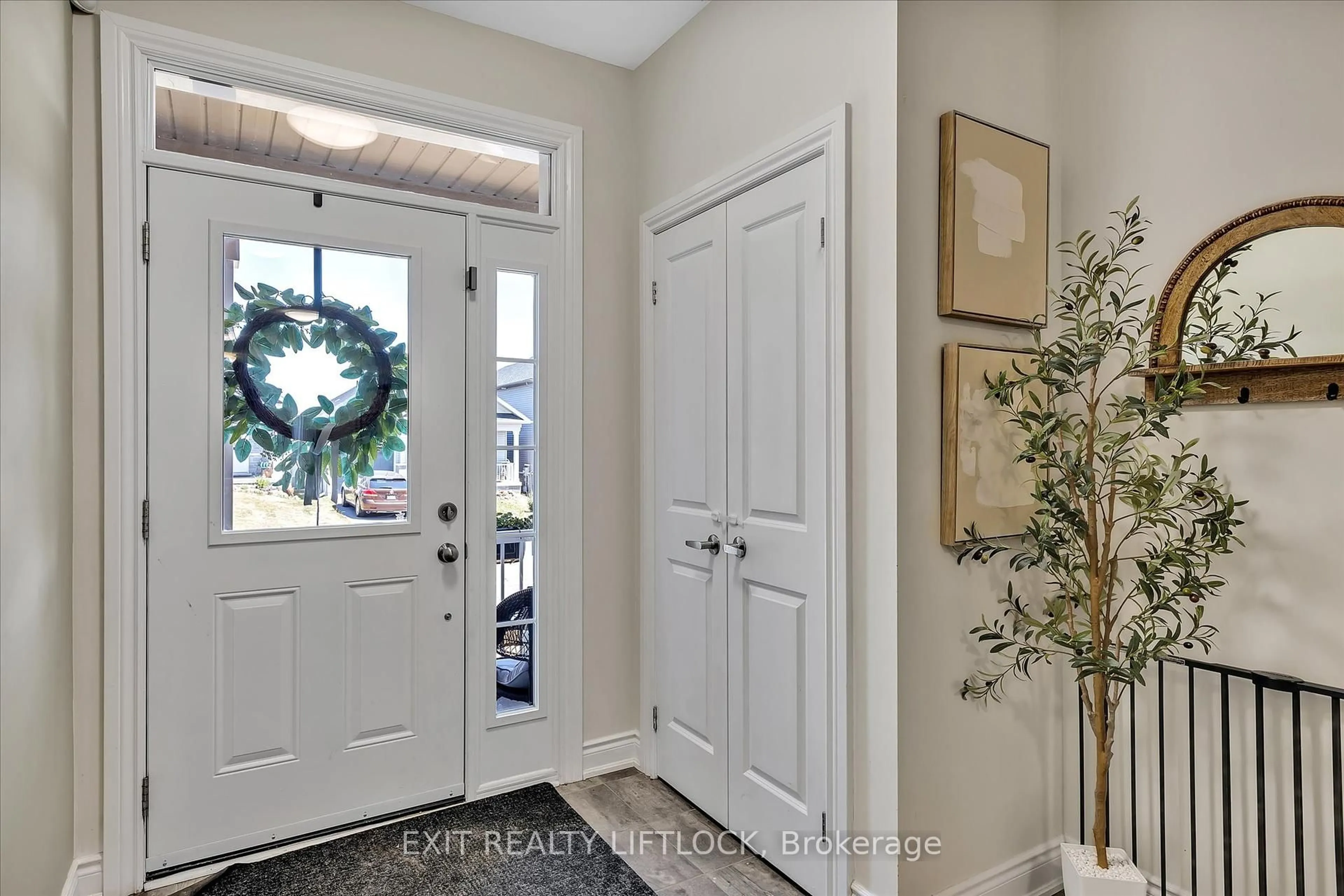 Indoor entryway for 10 Veterans Rd, Otonabee-South Monaghan Ontario K9J 0K1