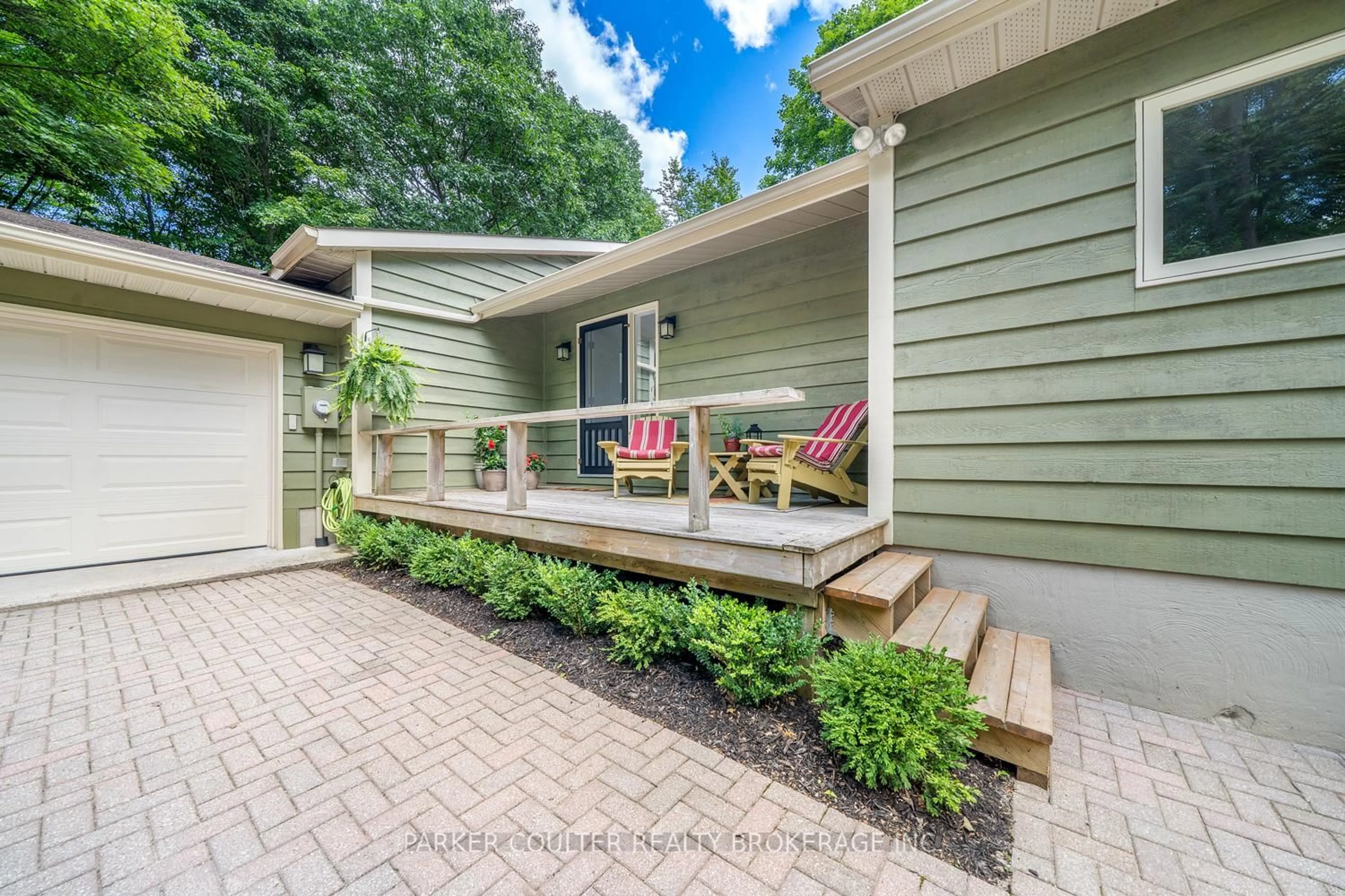 Patio, street for 385 Chub Lake Rd, Huntsville Ontario P1H 2J3