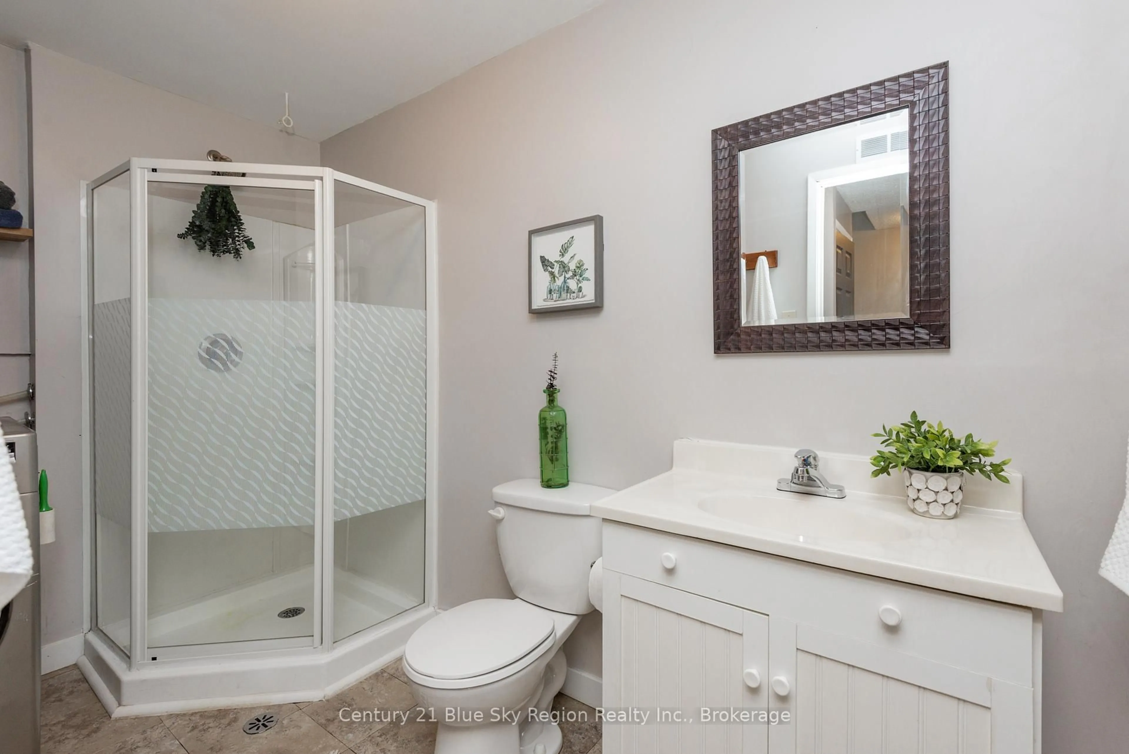 Standard bathroom, ceramic/tile floor for 644 Lakeshore Dr #5, North Bay Ontario P1A 3N6
