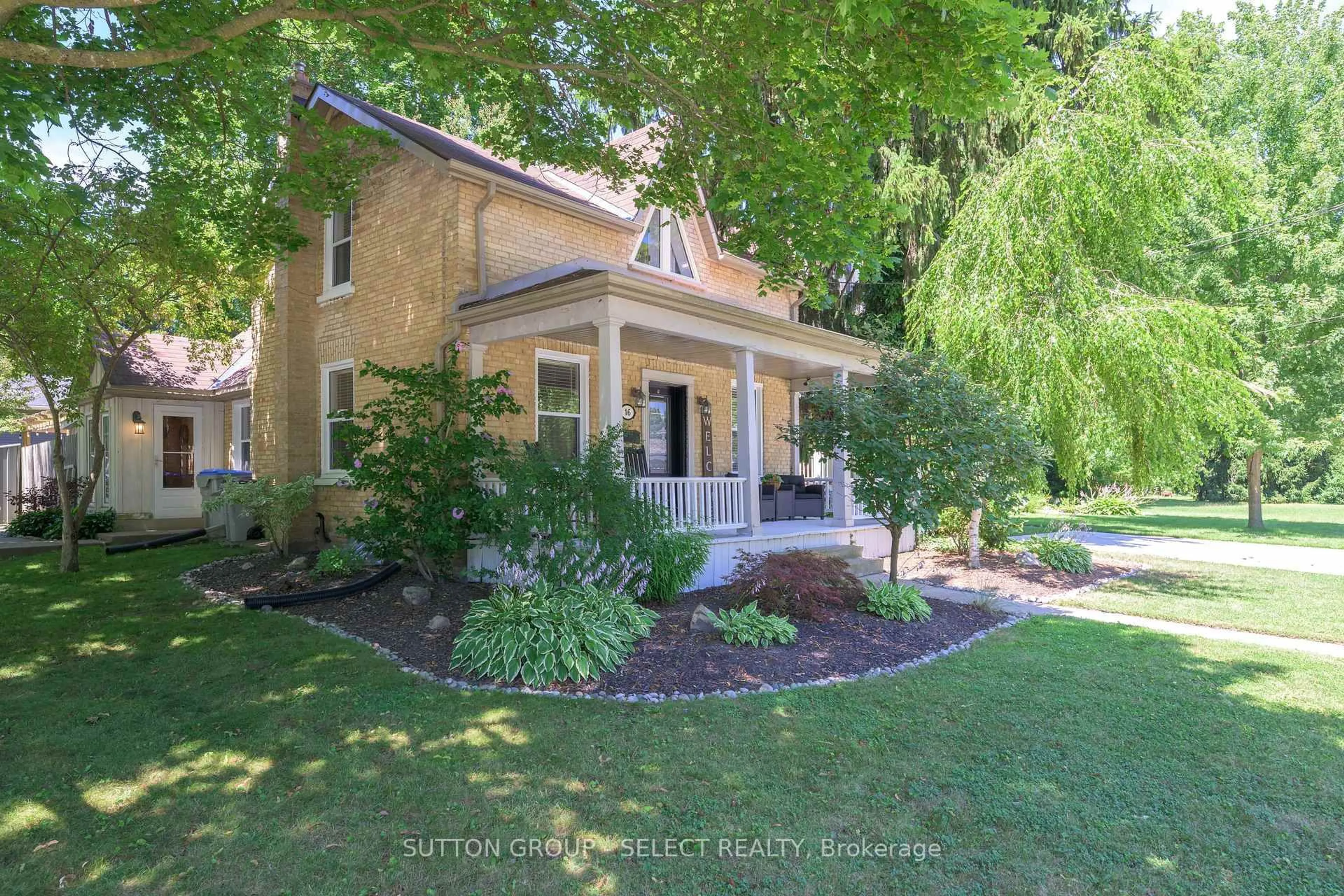 A pic from outside/outdoor area/front of a property/back of a property/a pic from drone, street for 16 Oxford St, Strathroy-Caradoc Ontario N7G 3A2