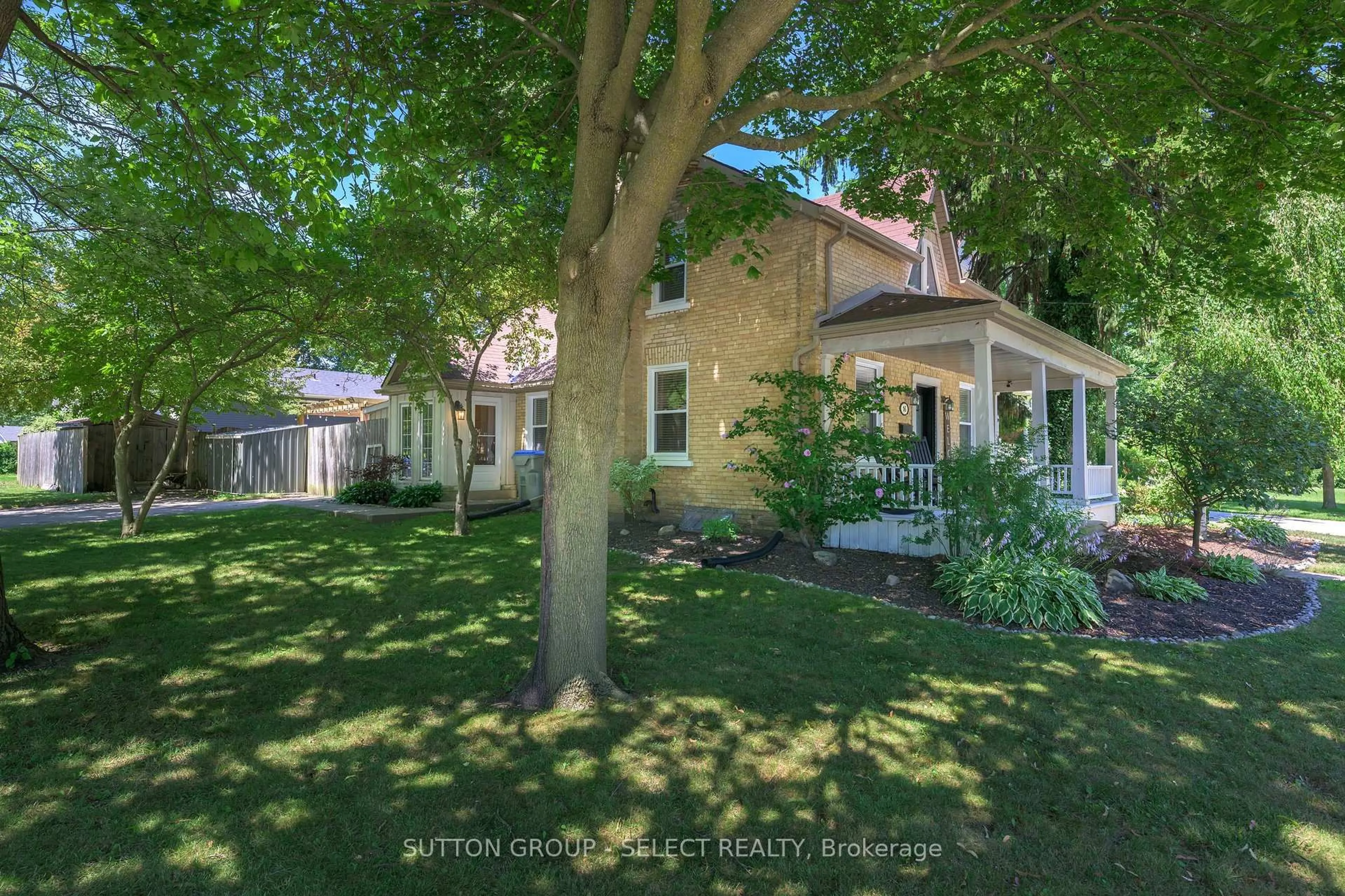 A pic from outside/outdoor area/front of a property/back of a property/a pic from drone, street for 16 Oxford St, Strathroy-Caradoc Ontario N7G 3A2