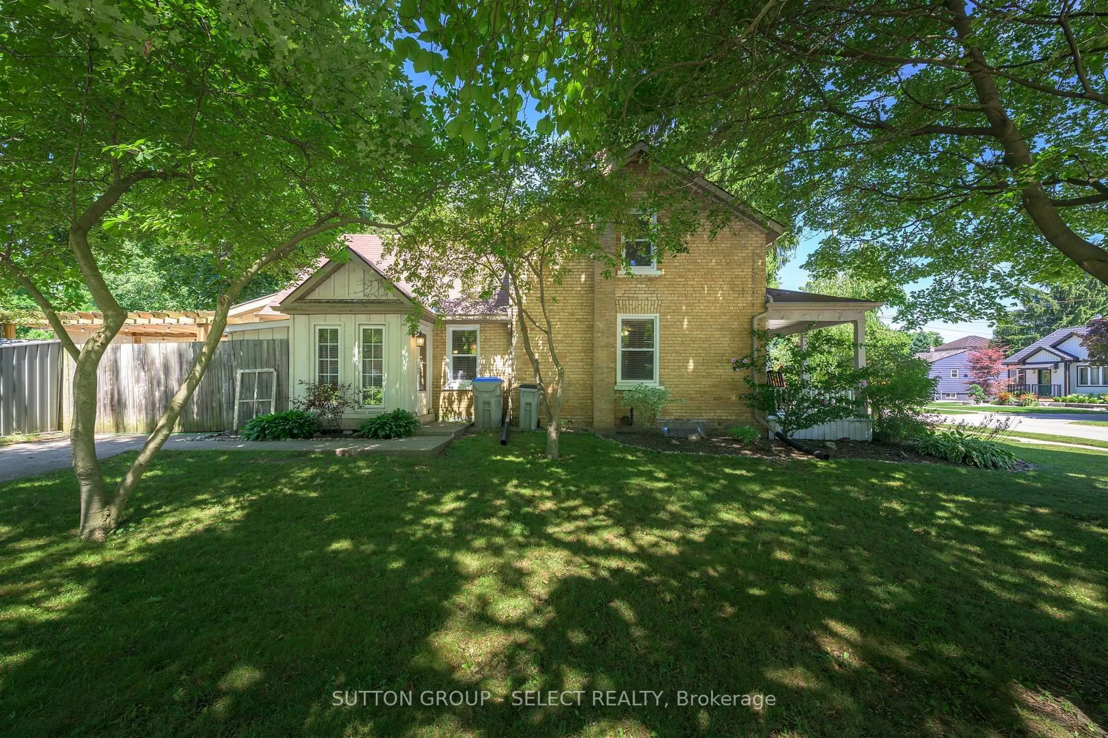 A pic from outside/outdoor area/front of a property/back of a property/a pic from drone, unknown for 16 Oxford St, Strathroy-Caradoc Ontario N7G 3A2