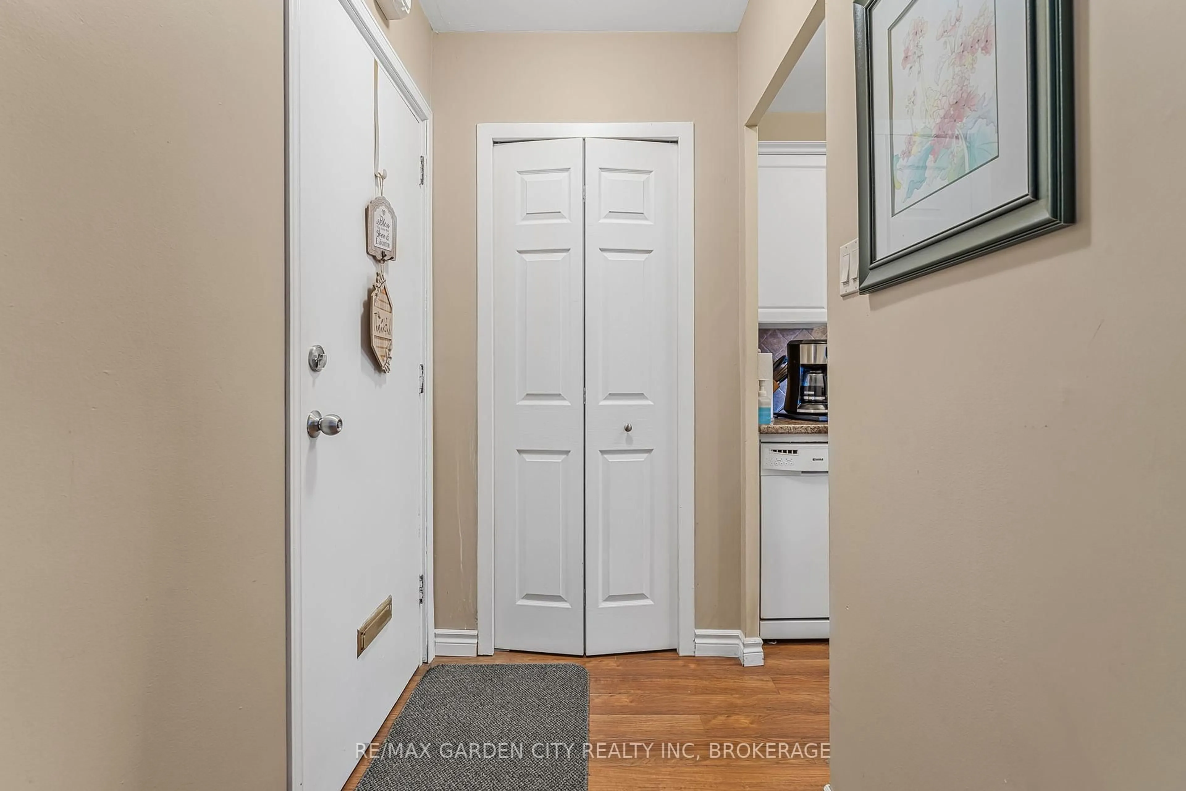 Indoor entryway for 485 Thorold Rd #301, Welland Ontario L3C 3X1