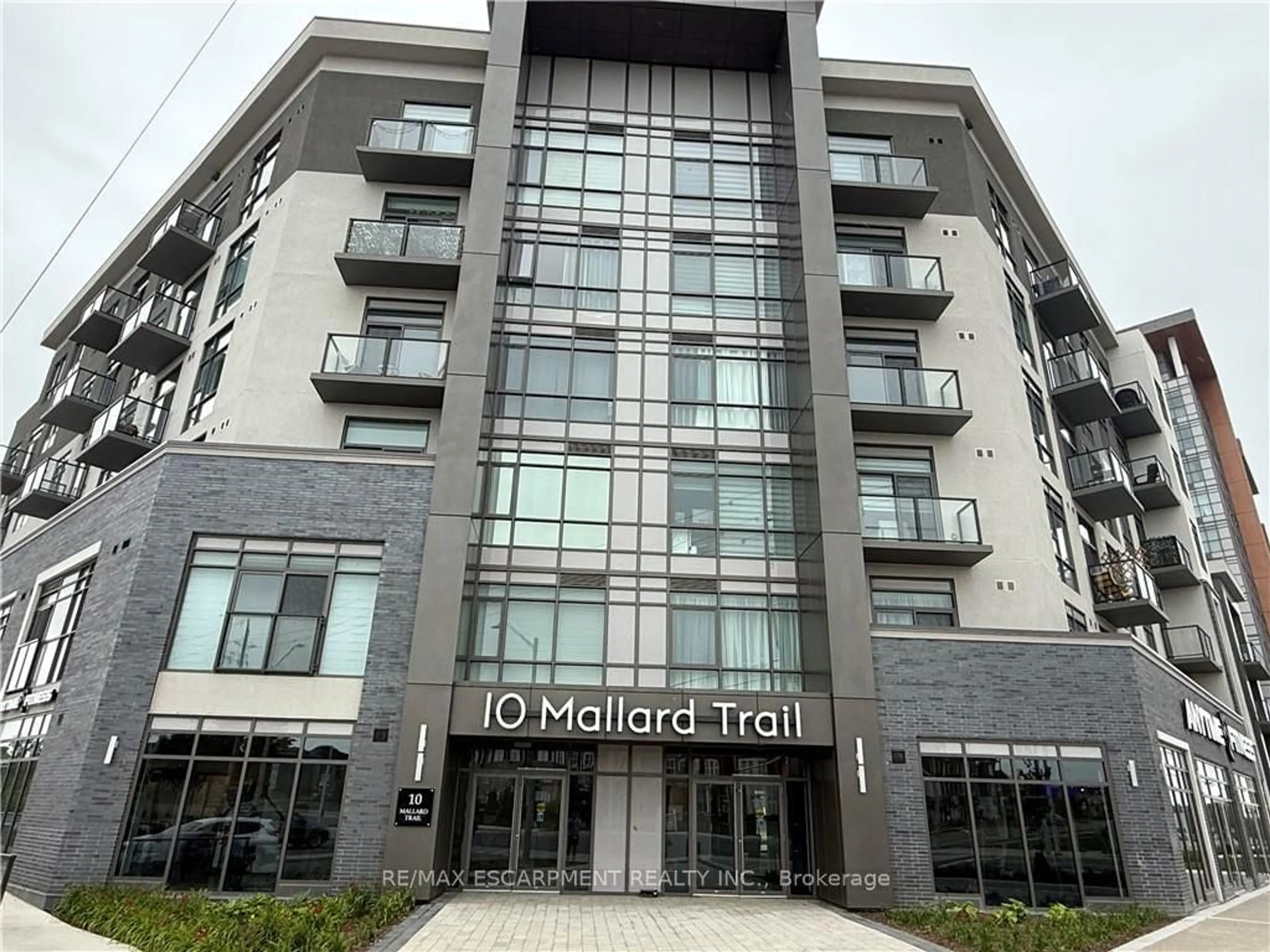Indoor foyer for 10 Mallard Tr #335, Hamilton Ontario L8B 2A7