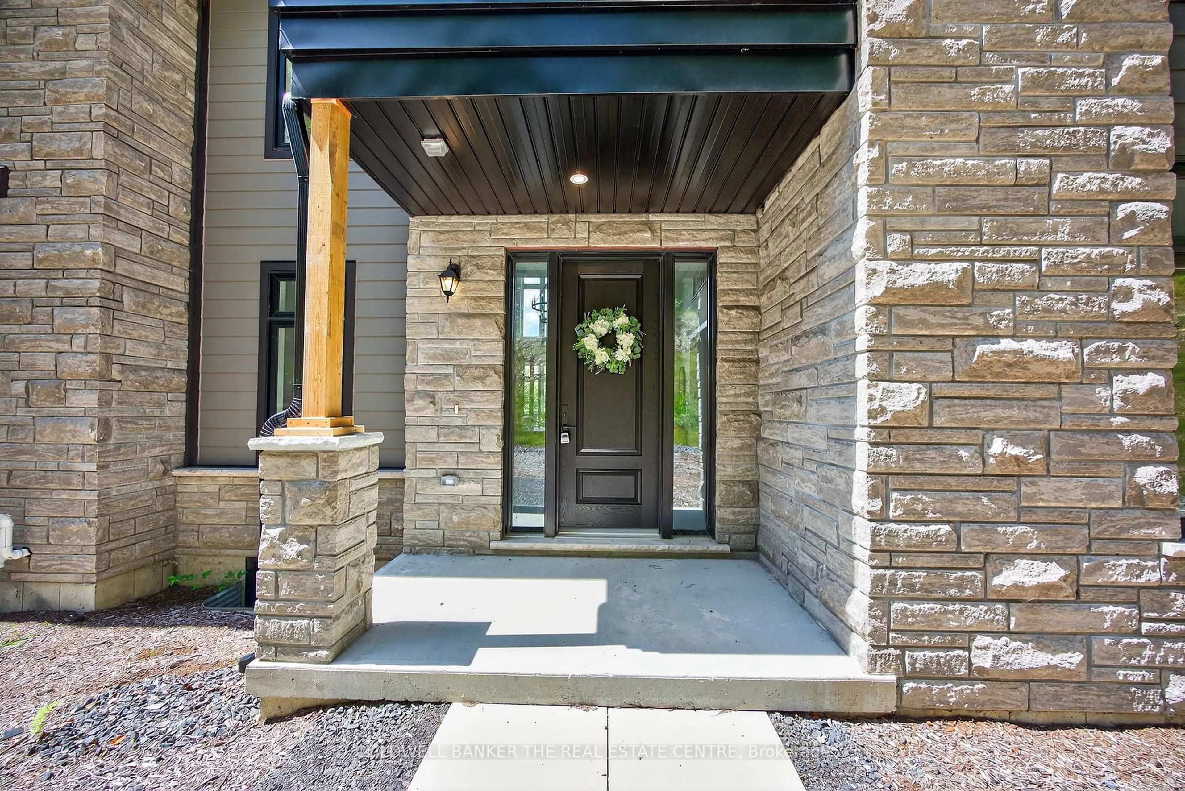 Indoor entryway for 1008 Kingsridge Crt, Lake of Bays Ontario P1H 0K1