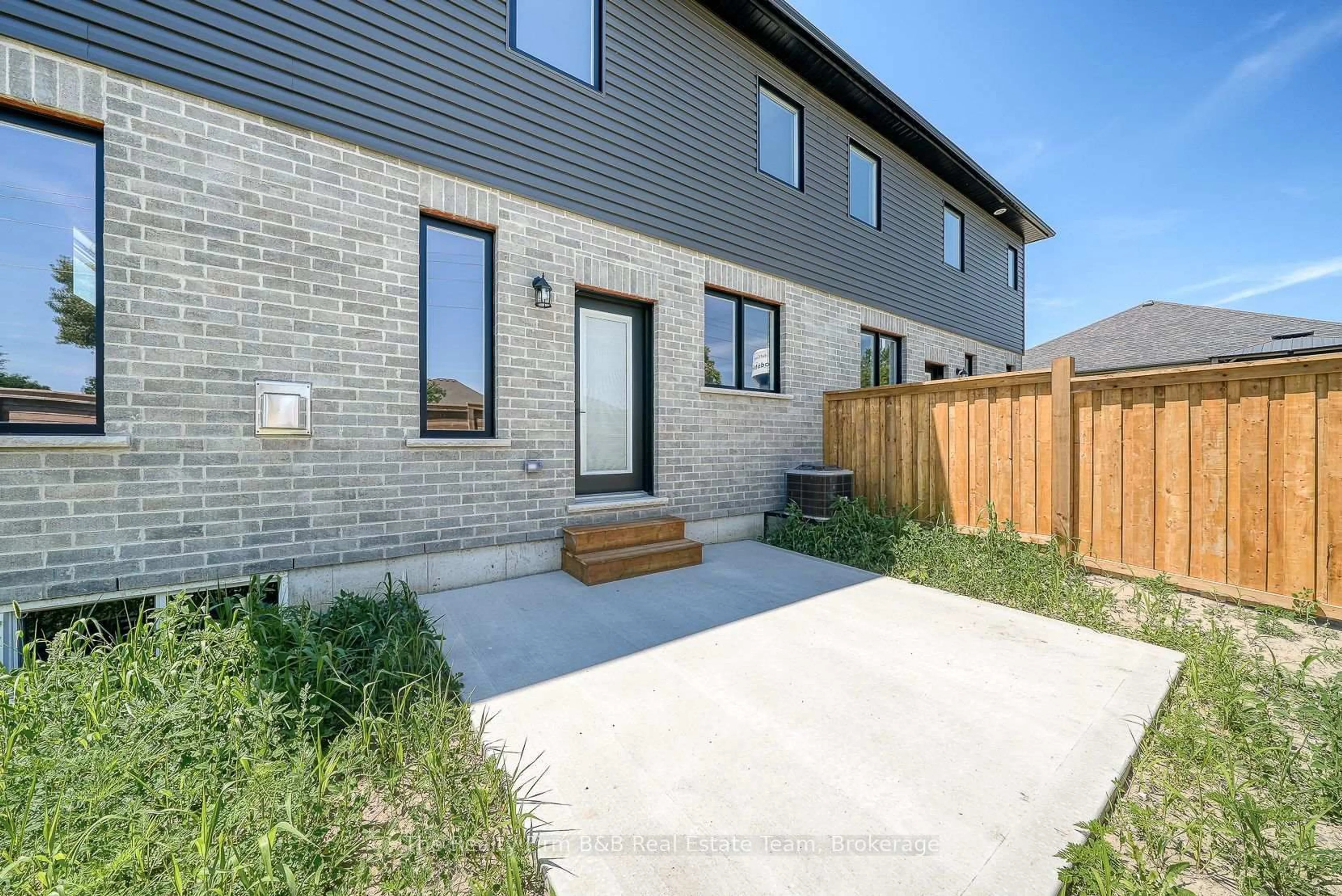 Home with brick exterior material, street for 1004 DOWNING Dr, Woodstock Ontario N4T 0K4