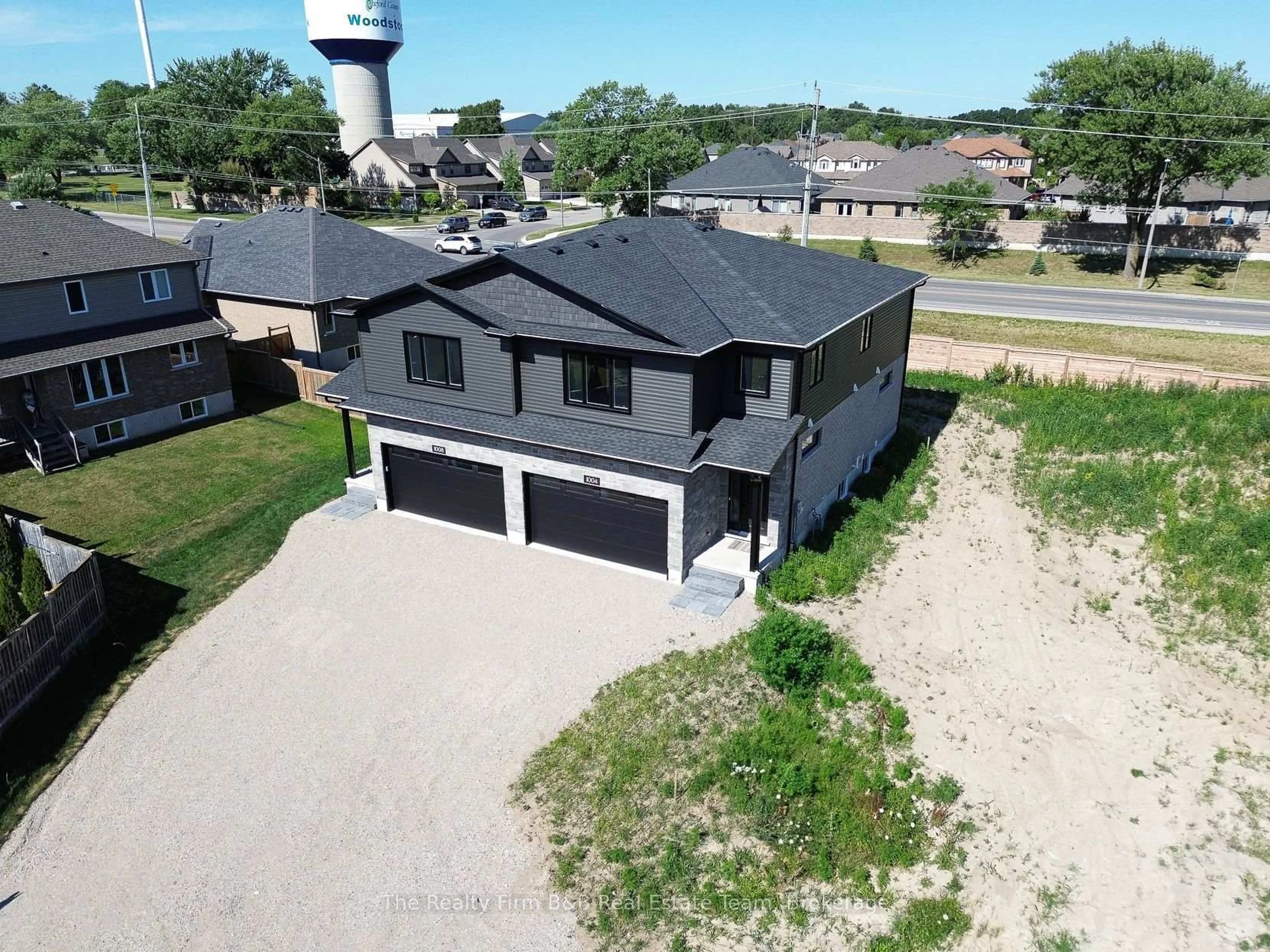 A pic from outside/outdoor area/front of a property/back of a property/a pic from drone, street for 1004 DOWNING Dr, Woodstock Ontario N4T 0K4