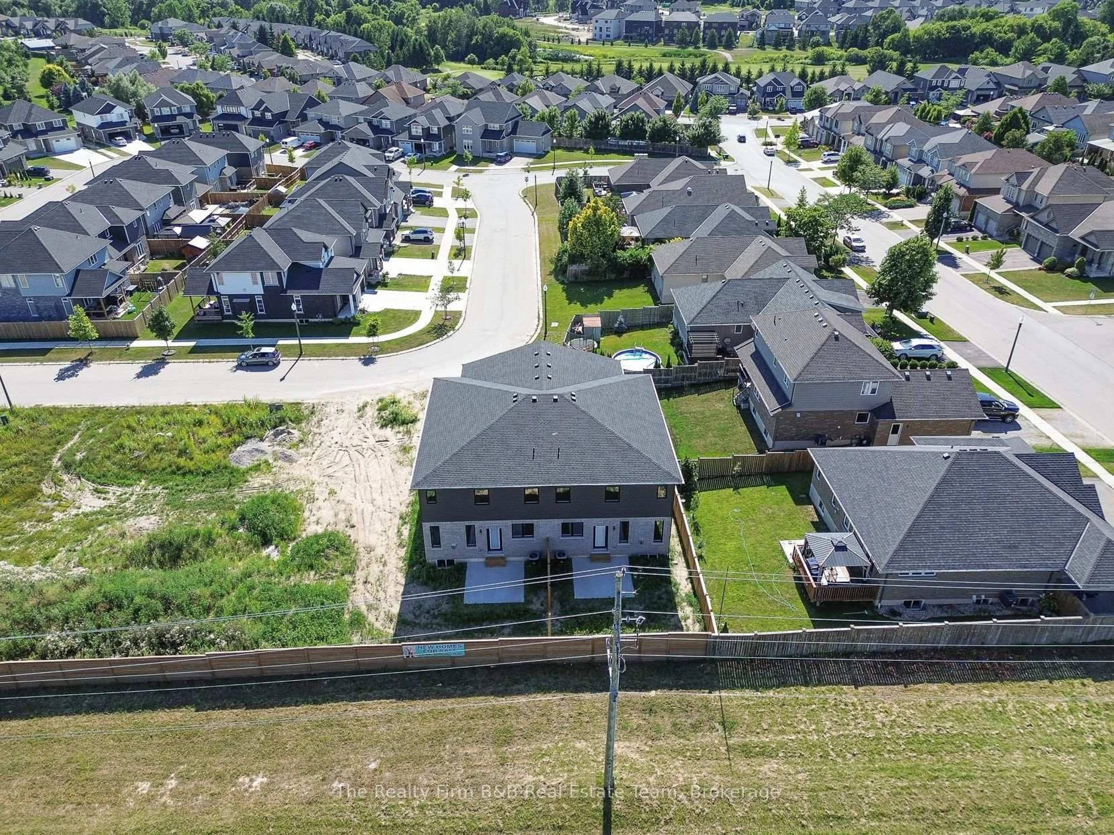 A pic from outside/outdoor area/front of a property/back of a property/a pic from drone, street for 1004 DOWNING Dr, Woodstock Ontario N4T 0K4