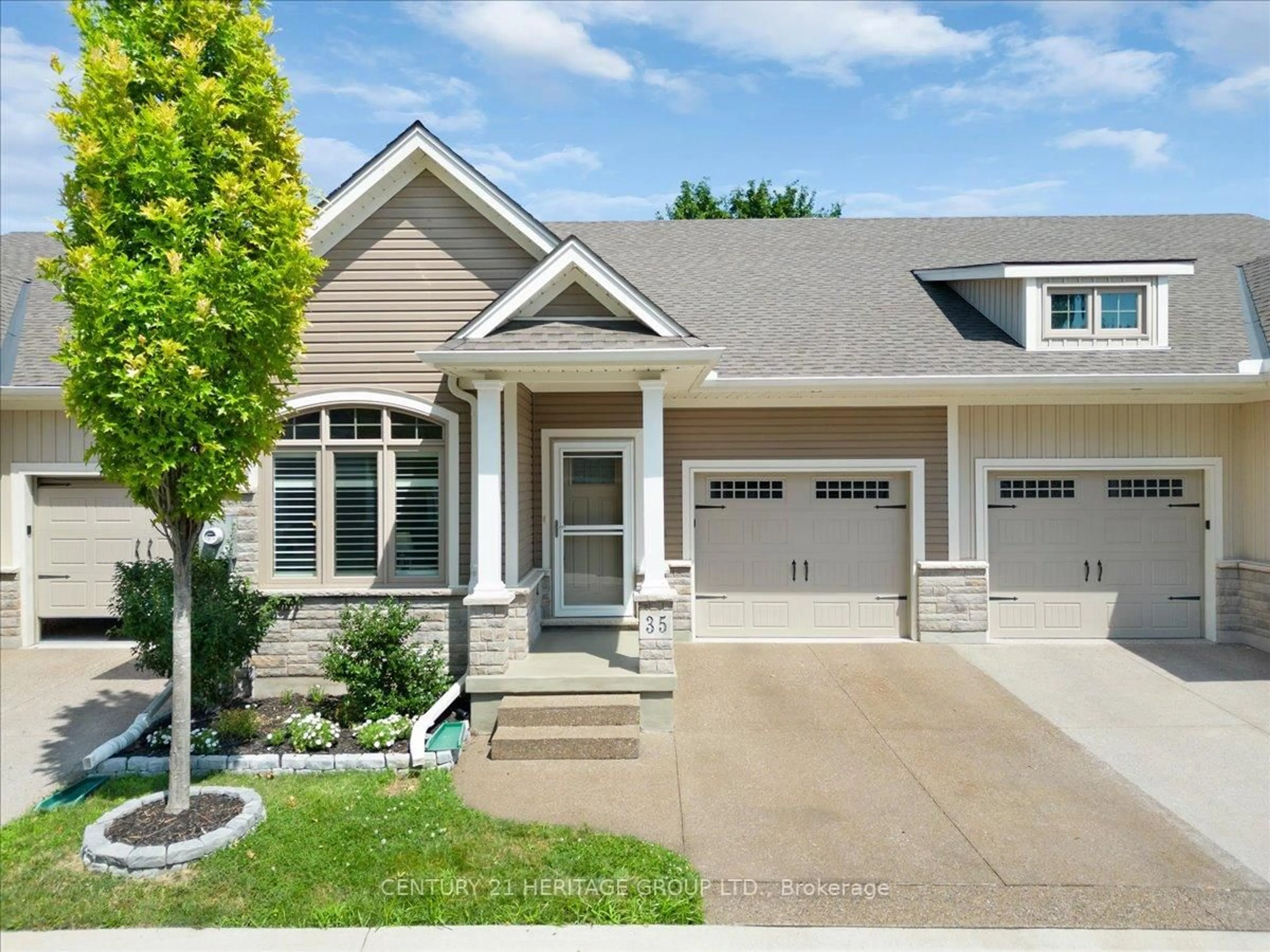 Home with vinyl exterior material, street for 35 Thomas Burns Common, St. Catharines Ontario L2N 0B1
